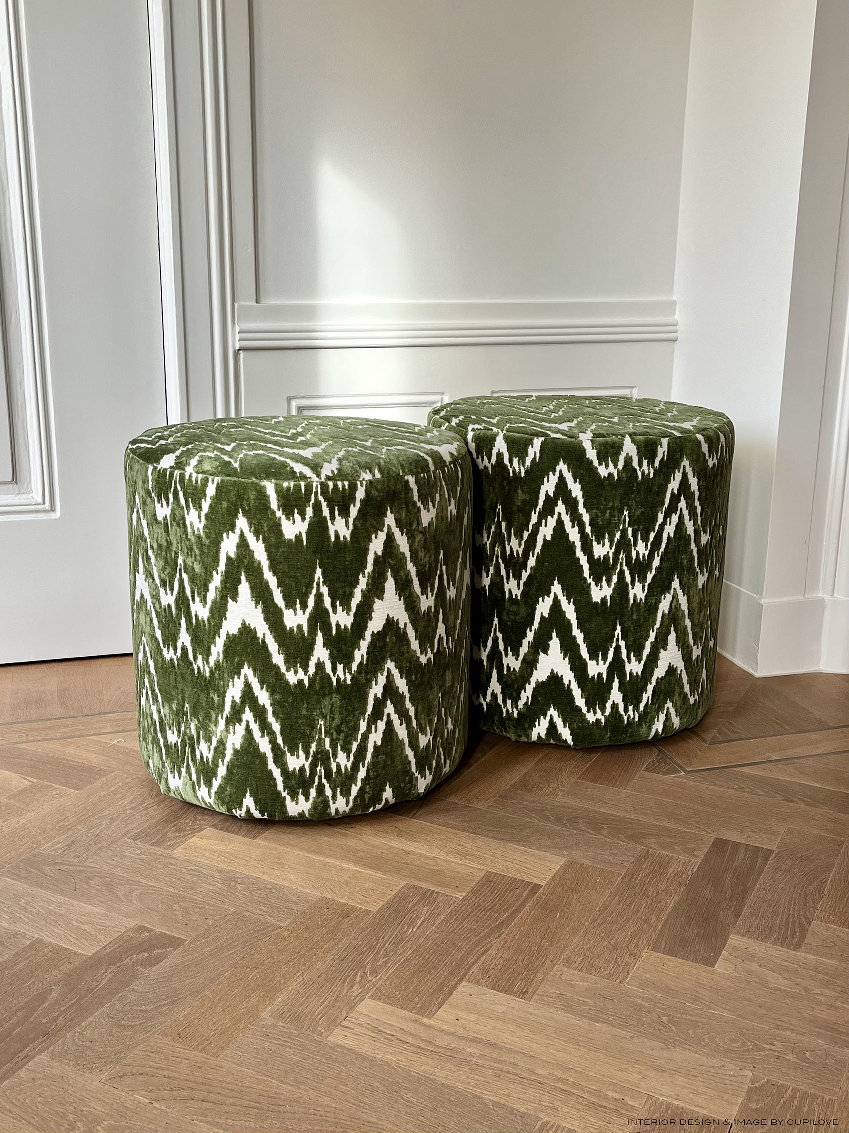 Tela Gastón y Daniela Janano Verde diseño ikat geométrico puff tapizado decoración casa