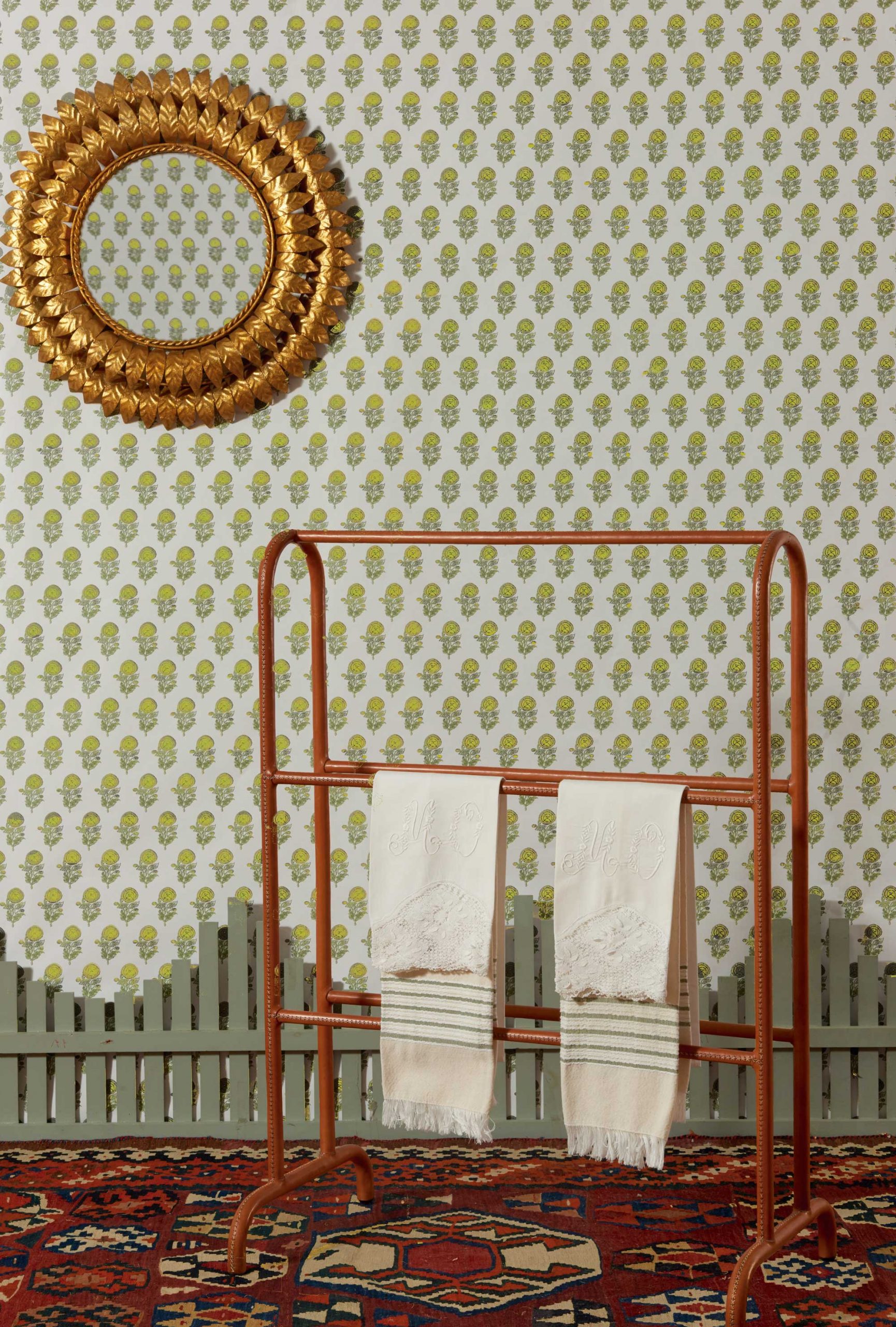 Papel pintado Plasencia amarillo colección Volume V Lorenzo Castillo Gastón y Daniela papel tejido no tejido botánico floral decoración casa dormitorio salón cocina baño