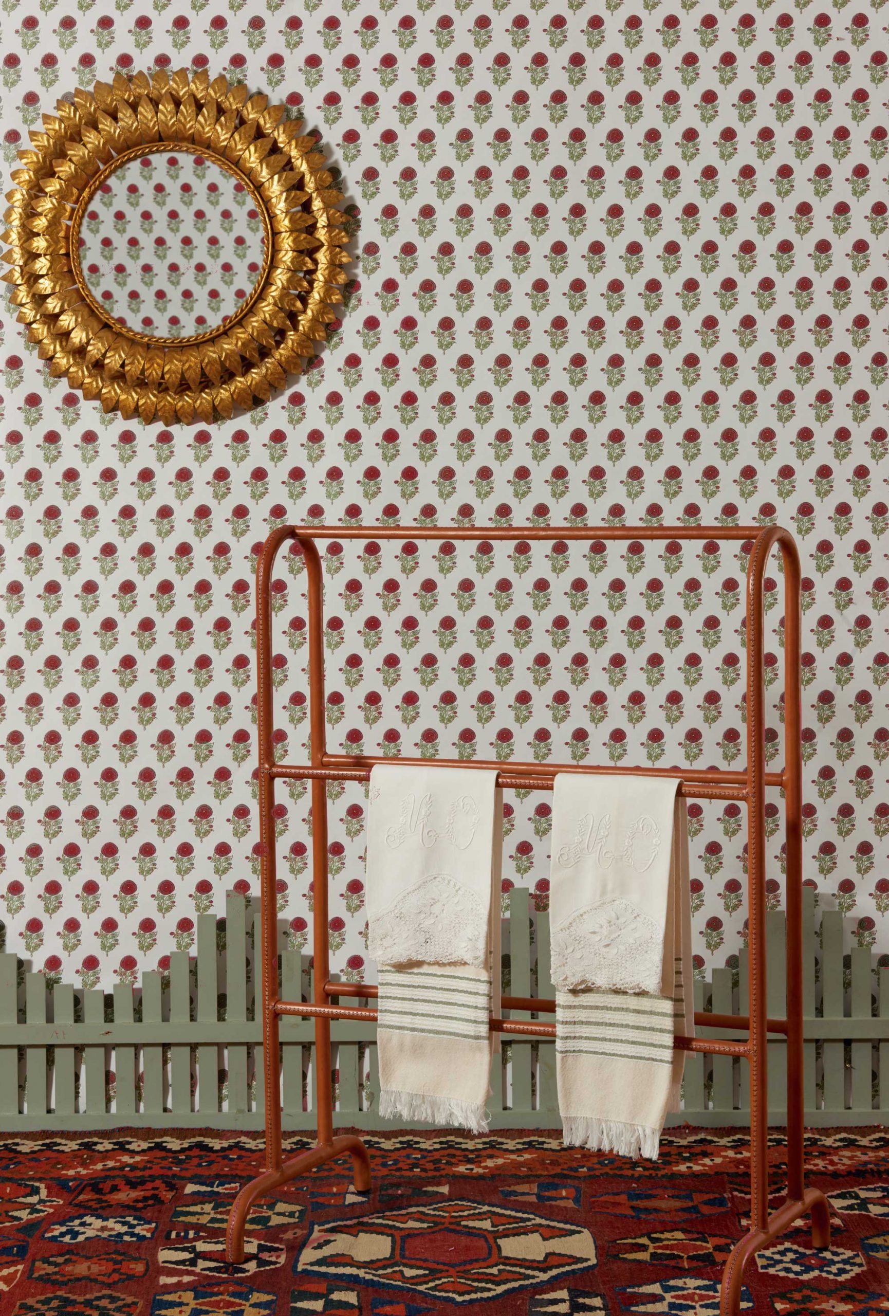 Papel pintado Plasencia rojo colección Volume V Lorenzo Castillo Gastón y Daniela papel tejido no tejido botánico floral decoración casa dormitorio salón cocina baño