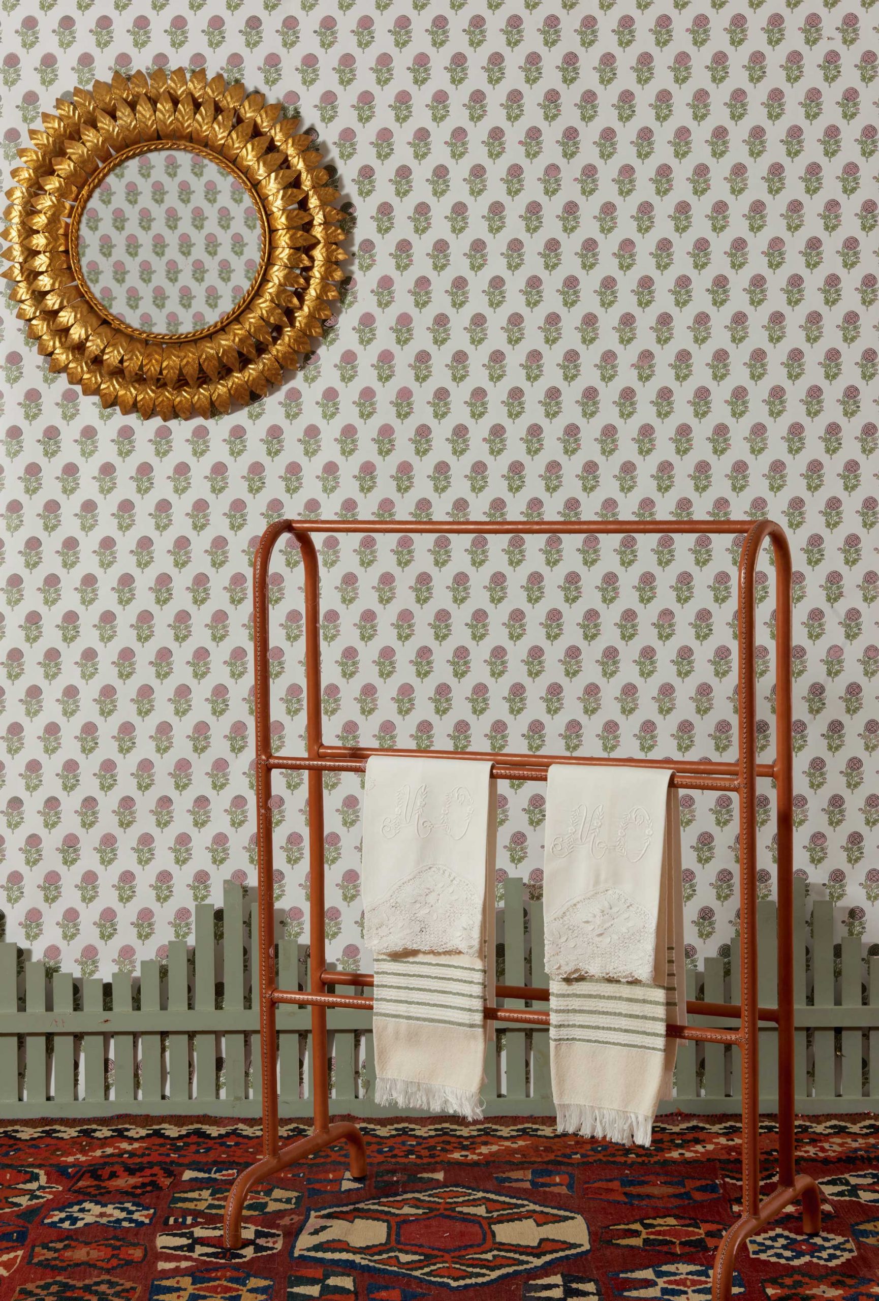 Papel pintado Plasencia rosa colección Volume V Lorenzo Castillo Gastón y Daniela papel tejido no tejido botánico floral decoración casa dormitorio salón cocina baño