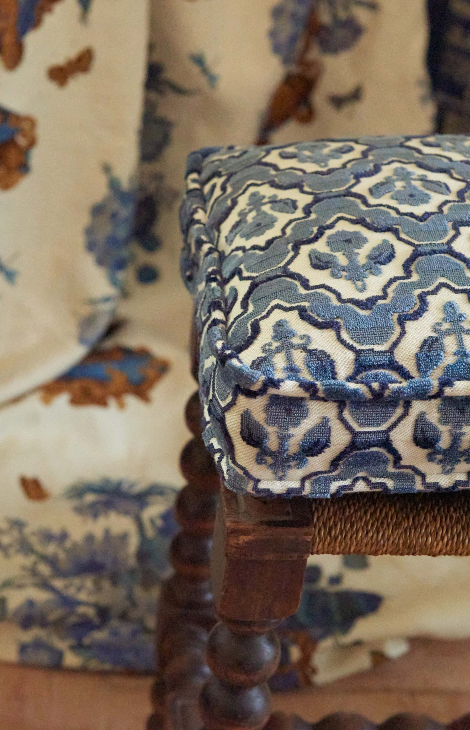Tela legio gastón y daniela lorenzo castillo hesperia flores azul almohadon LCT-1110-001 detalle