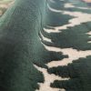 Tela Janano verde oscuro de Lorenzo Castillo para Gastón y Daniela. Diseño geométrico y uso: para tapicería