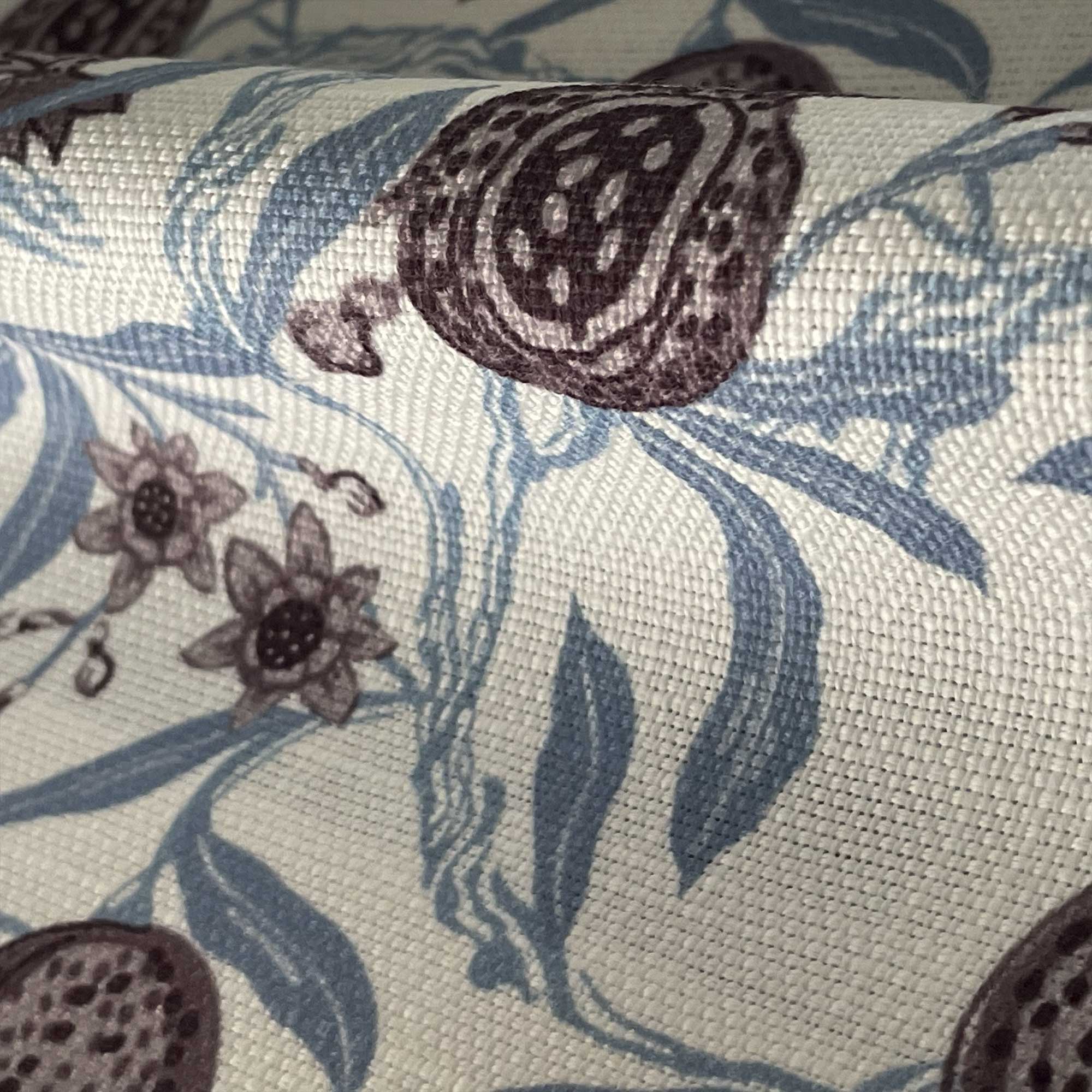 Tela Granadas blanco berenjena Gastón y Daniela estampado floral y botánico poliester FR tapicería decoración casa