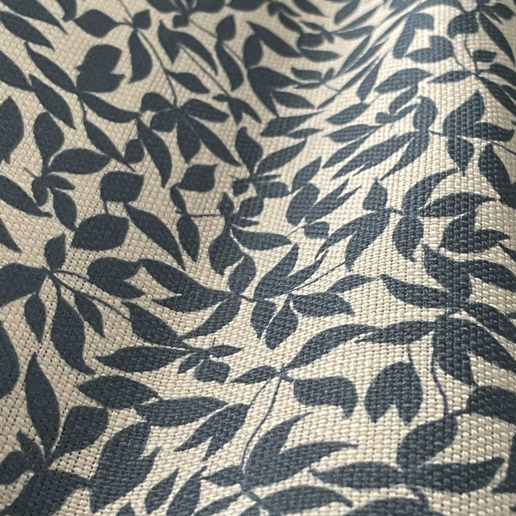 Tela Hiedra navy azul Gastón y Daniela estampado botánico poliester FR tapicería decoración casa