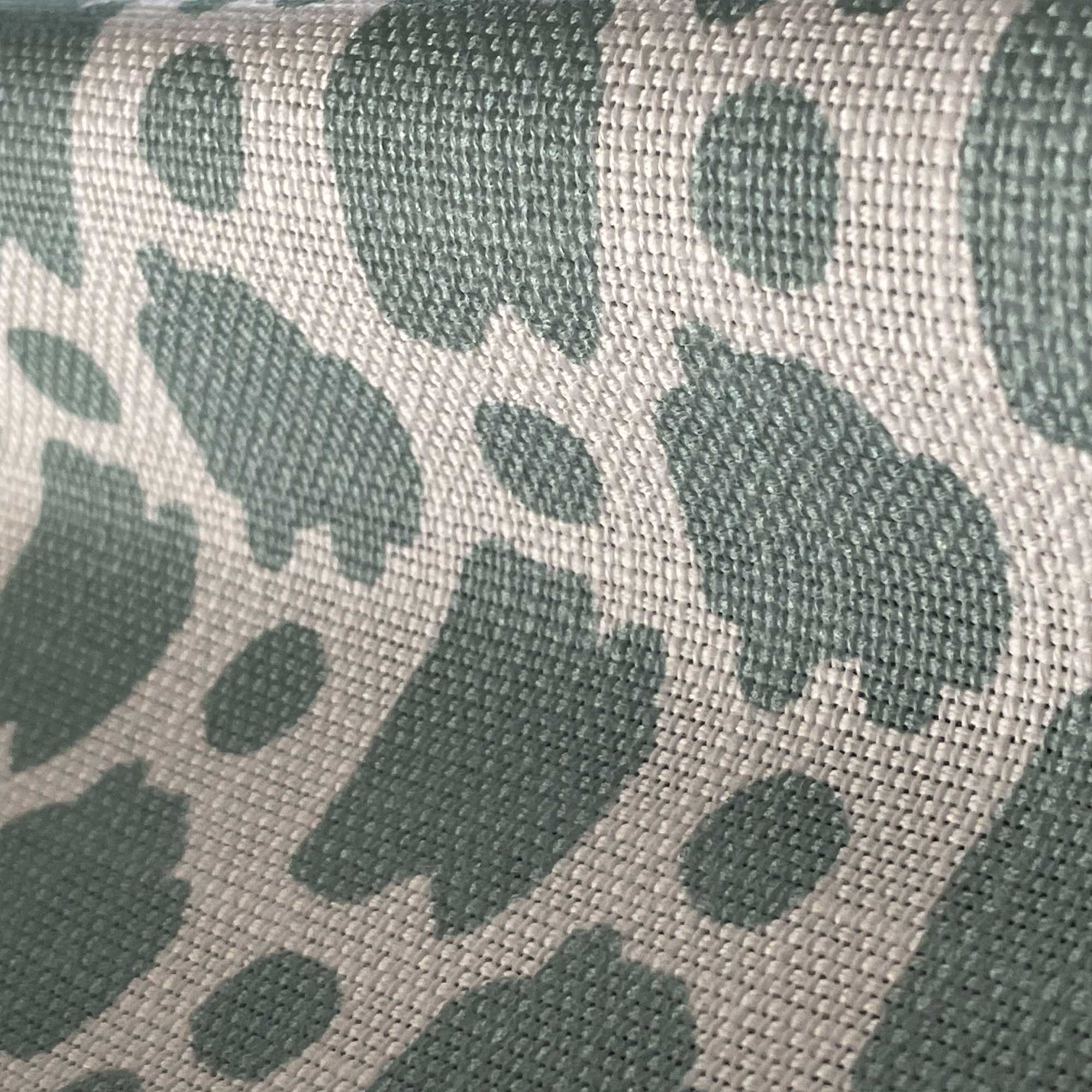 Tela Spots verde Gastón y Daniela estampado animal print 100% poliester FR tapicería decoración casa