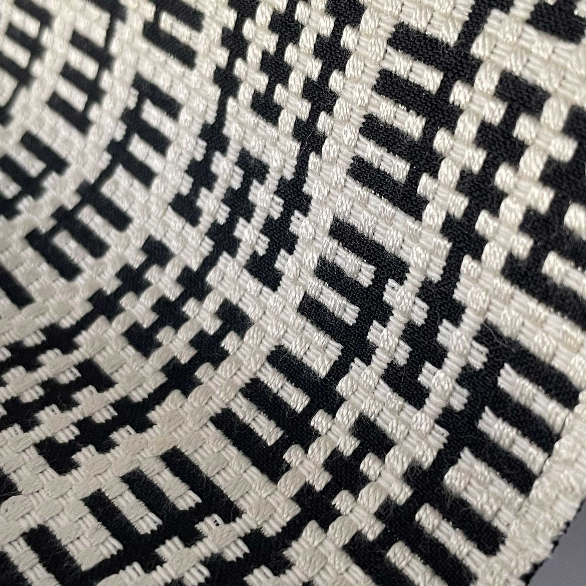 Tela Tiñana negro Gastón y Daniela colección Lorenzo Castillo jacquard geométrico tapicería decoración casa