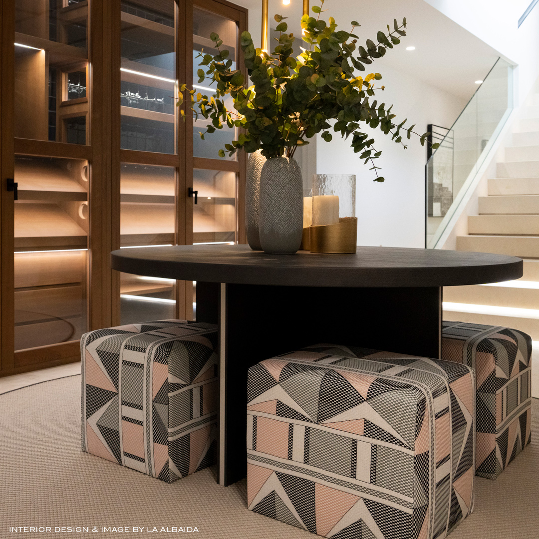 Tela Buena Esperanza Gastón y Daniela puffs tapizado diseño geometrico Interiorismo La Albaida decoración casa