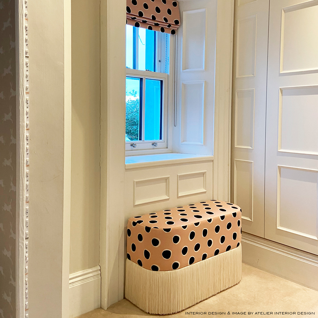Tela Solis rosa Gastón y Daniela puff tapizado diseño geometrico Atelier Interior Design dormitorio decoración casa