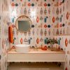 Papel pintado gaston y daniela Hipflasck sube interiorismo baño decoración home