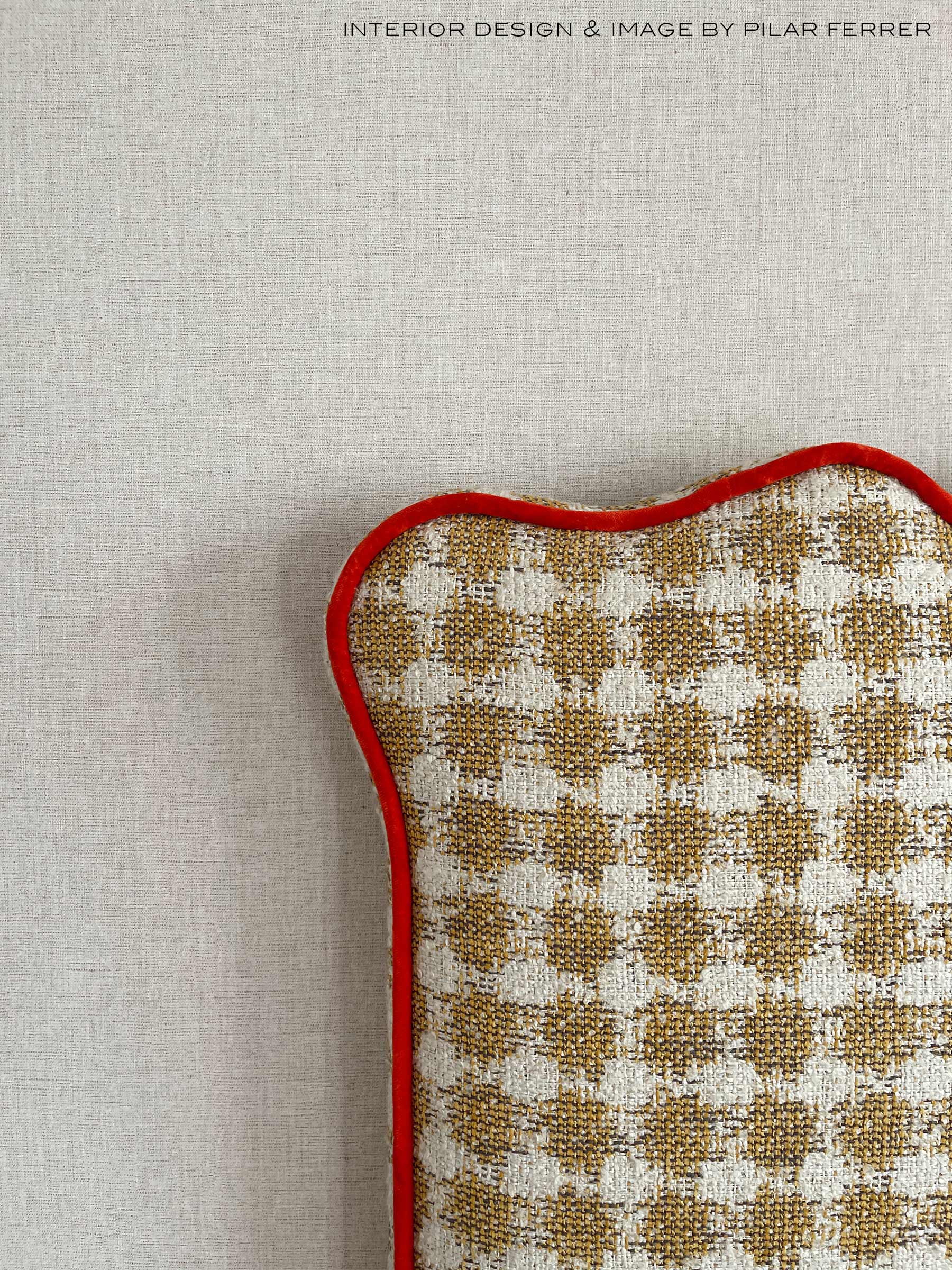 Tela Pedraza Ocre Gaston y Daniela cabecero cama dormitorio mueble tapizado pilar ferrer decoracion home detalle