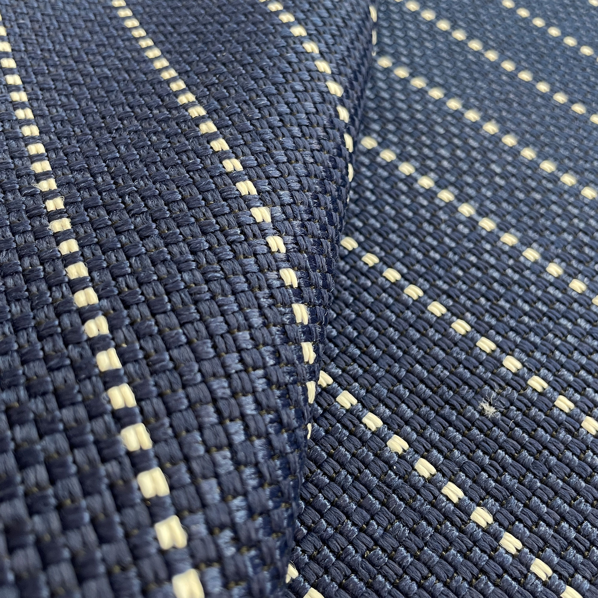 GDT-5777-007 Tela Sahil navy azul de gaston y daniela. Diseño de rayas para tapiceria outdoor. Decoracion de interiores detalle
