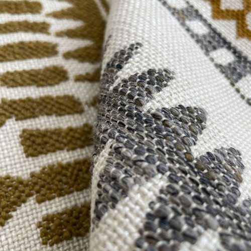 GDT-5779-004 Tela Ankara ocre de gaston y daniela. Diseño etnico y geometrico en amarillo para tapiceria. Decoracion de interiores detalle