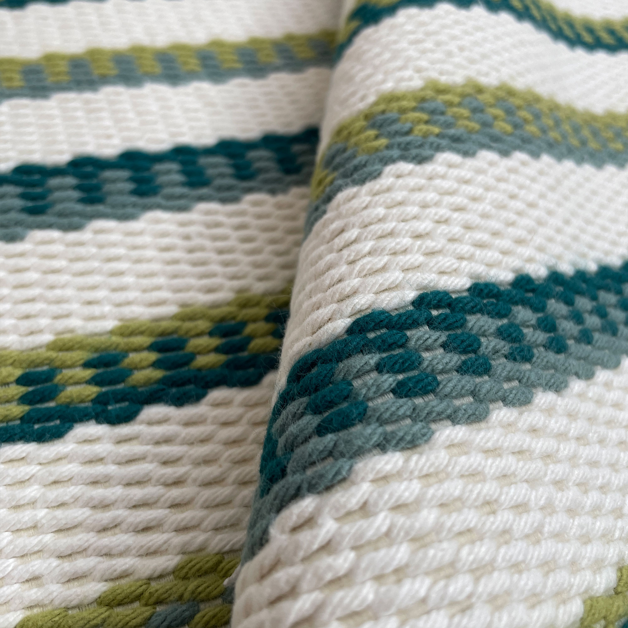 GDT-5781-001 Tela Izmir verde de Gaston y Daniela. Diseño de rayas para tapiceria y cortinas. Decoracion de interiores. Detalle