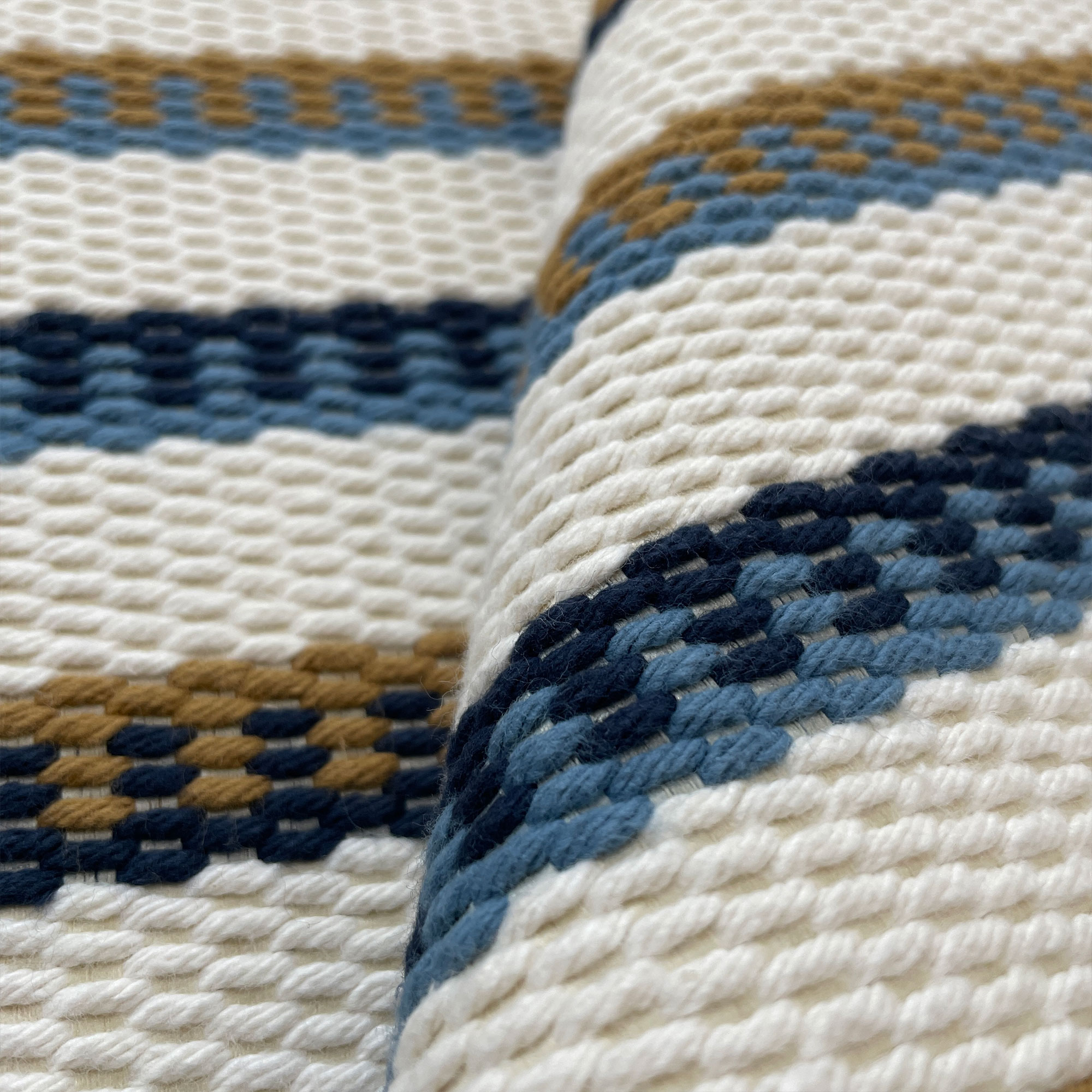 GDT-5781-004 Tela Izmir azul y ocre de Gaston y Daniela. Diseño de rayas para tapiceria y cortinas. Decoracion de interiores. Detalle