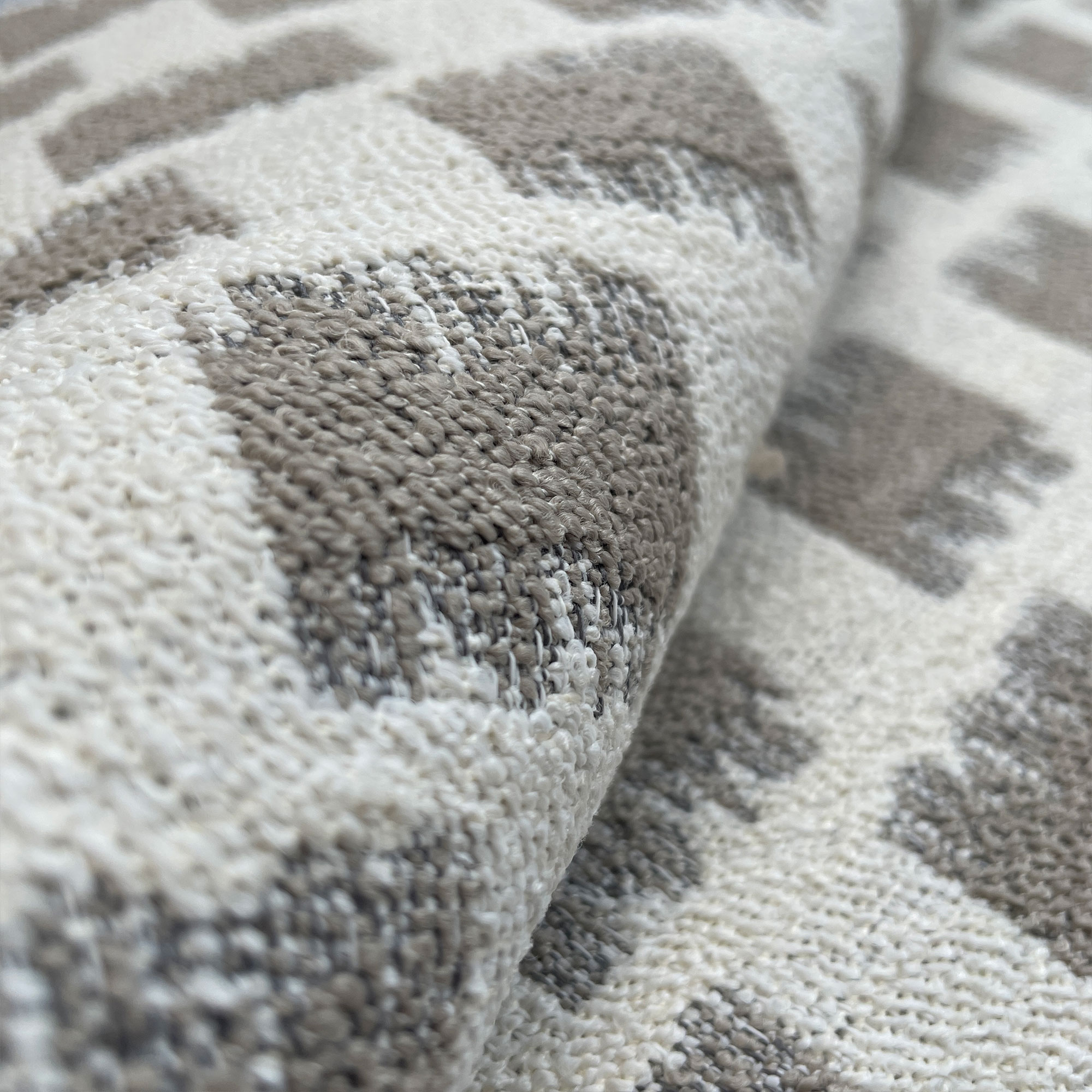 GDT-5783-002 Tela Antalya beige de gaston y daniela con diseño étnico y de cuadros para tapiceria. Decoración de interiores detalle