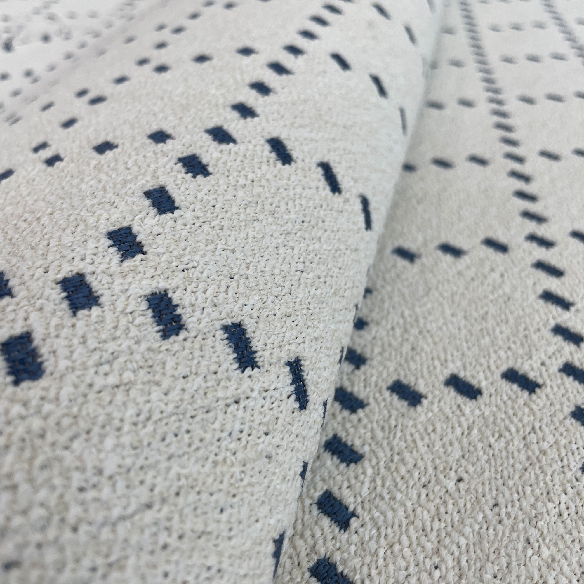 GDT-5784-005 Tela Etria blanco y azul de Gaston y Daniela. Diseño geometrico para tapiceria. Decoracion de interiores. Detalle