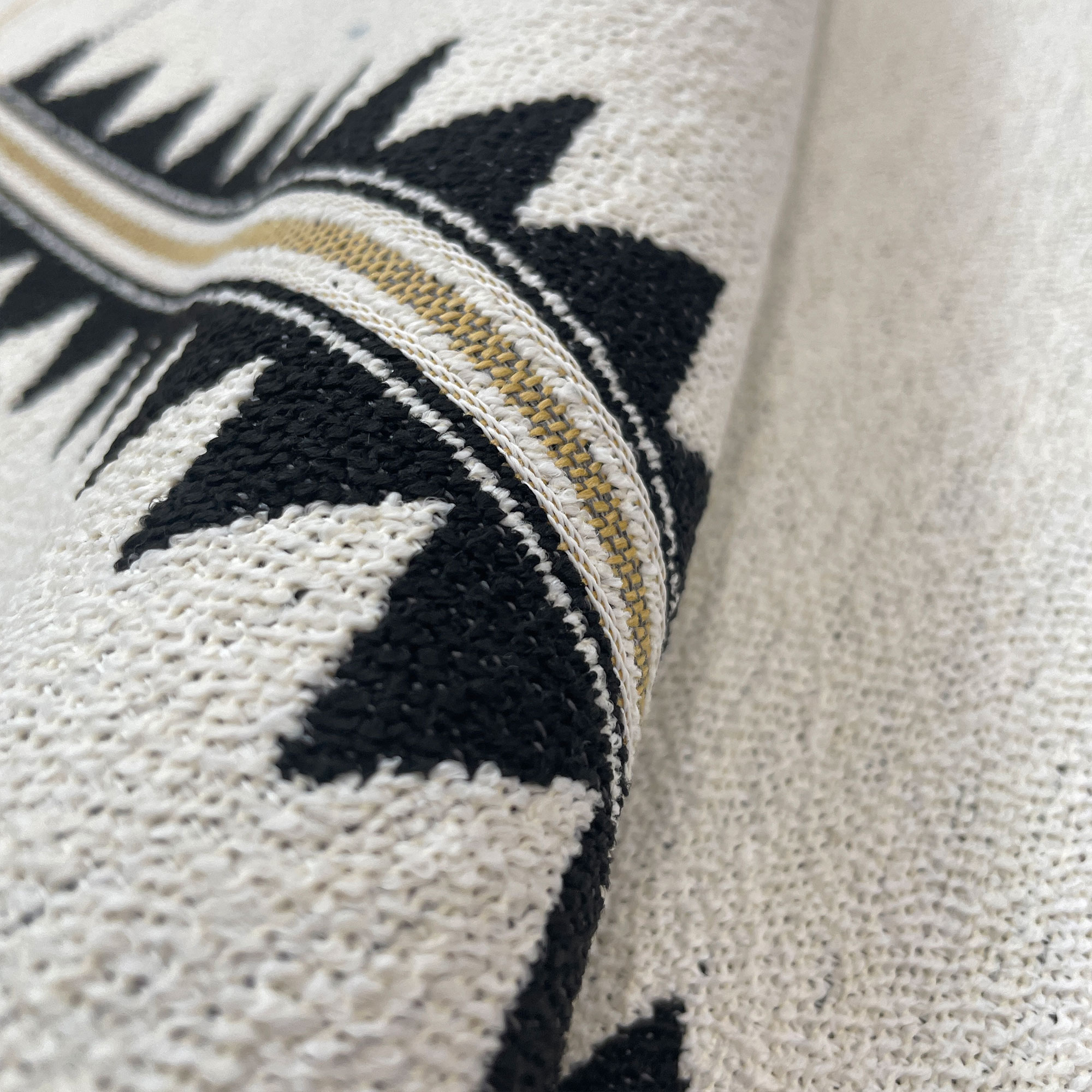 GDT-5785-002 Tela Pamuk negro de Gaston y Daniela. Diseño etnico para tapiceria. Decoracion de interiores. Detalle