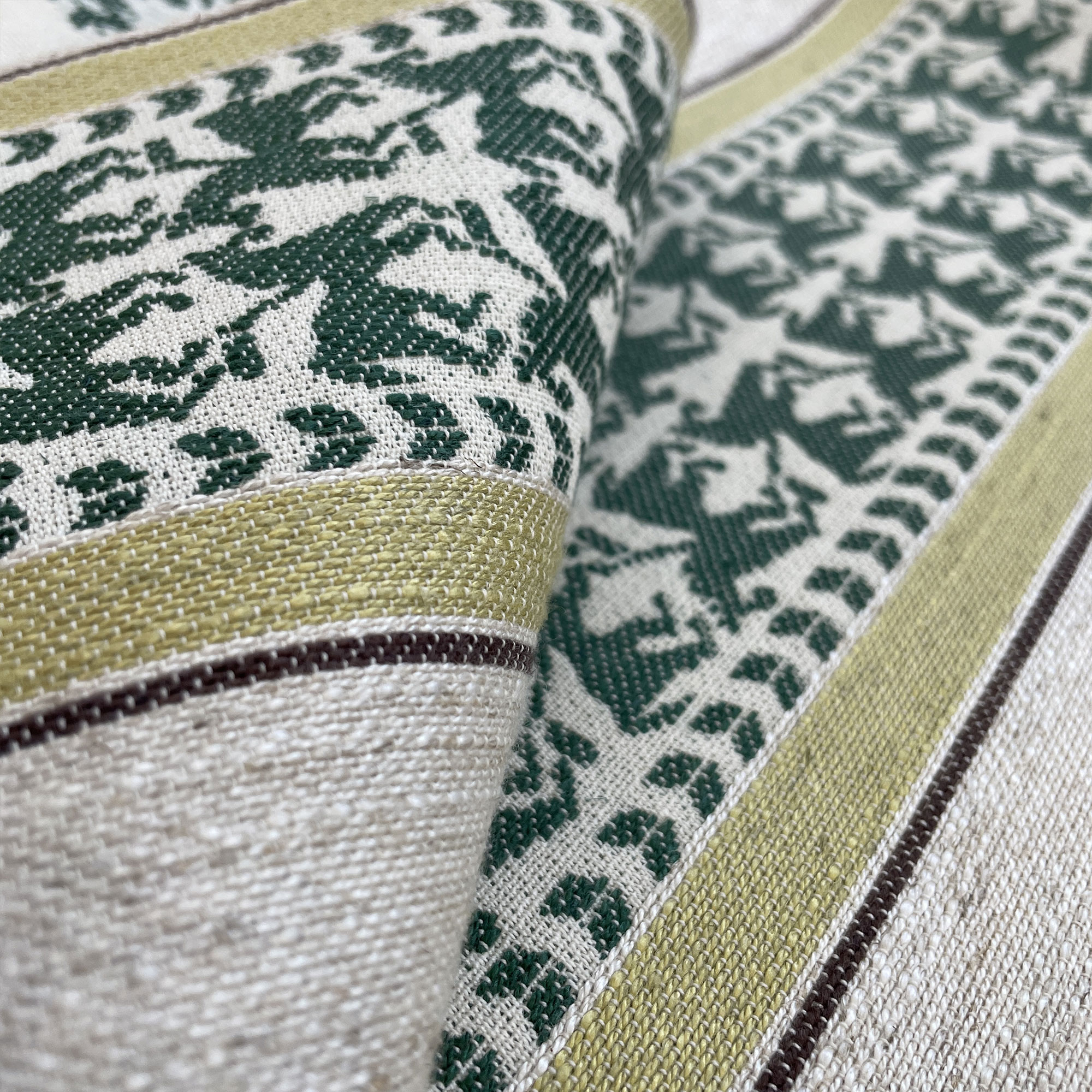 GDT-5787-002 Tela Troya verde de Gaston y Daniela. Diseño de rayas y caballos para tapiceria y cortinas. Decoracion de interiores. Detalle
