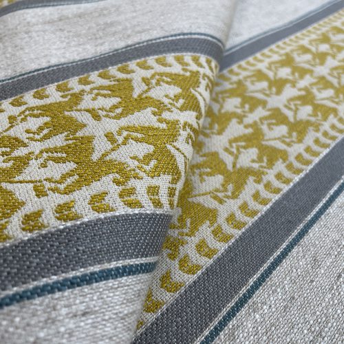 GDT-5787-003 Tela Troya amarillo de Gaston y Daniela. Diseño de rayas y caballos para tapiceria y cortinas. Decoracion de interiores. Detalle