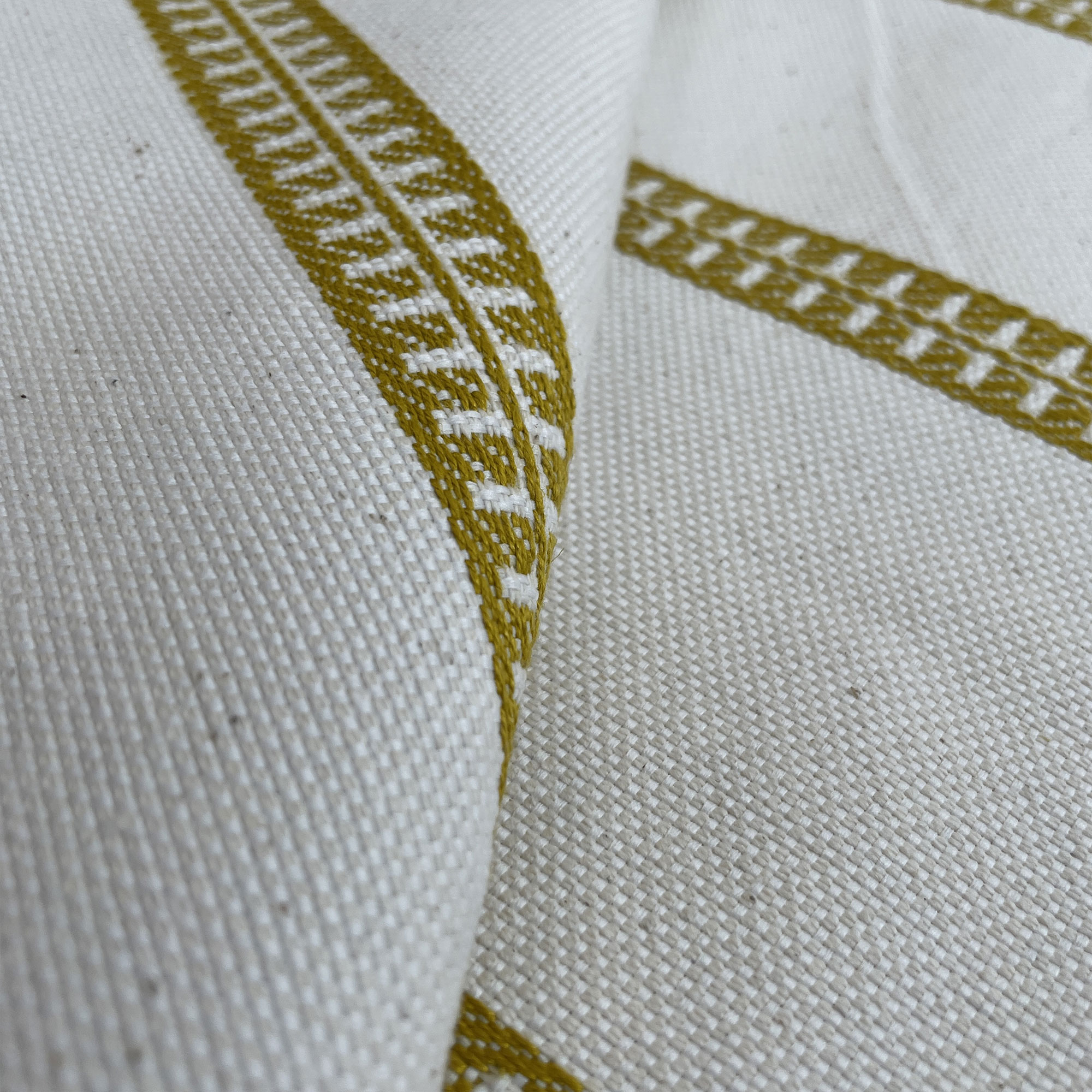 GDT-5789-003 Tela Esmirna amarillo de Gaston y Daniela. Diseño etnico y de rayas para tapiceria y cortinas. Decoracion de interiores. Detalle