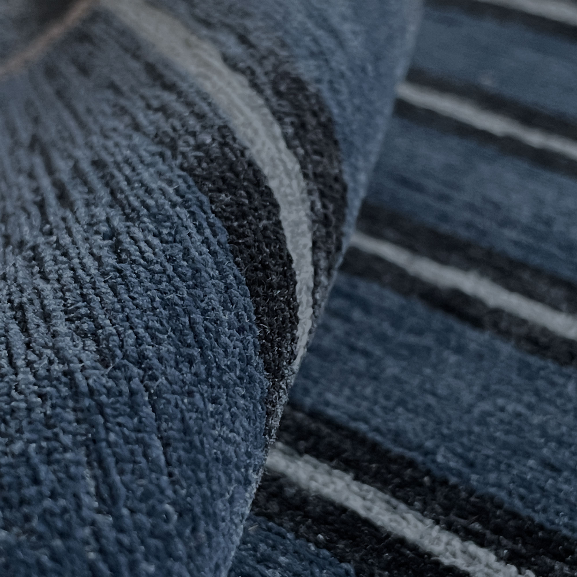 GDT-5790-001 Tela eolida Navy de Gaston y Daniela. Terciopelo de rayas para tapiceria. Diseño de interiores. Detalle
