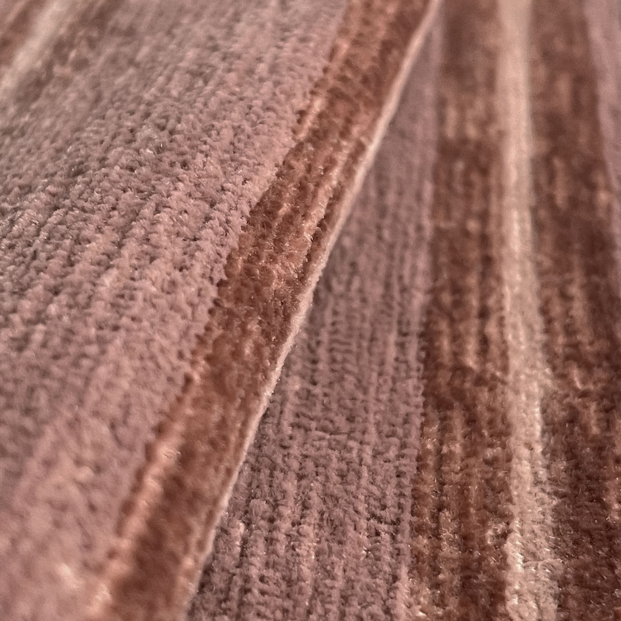 GDT-5790-005 Tela eolida rosa de Gaston y Daniela. Terciopelo de rayas para tapiceria. Diseño de interiores. Detalle