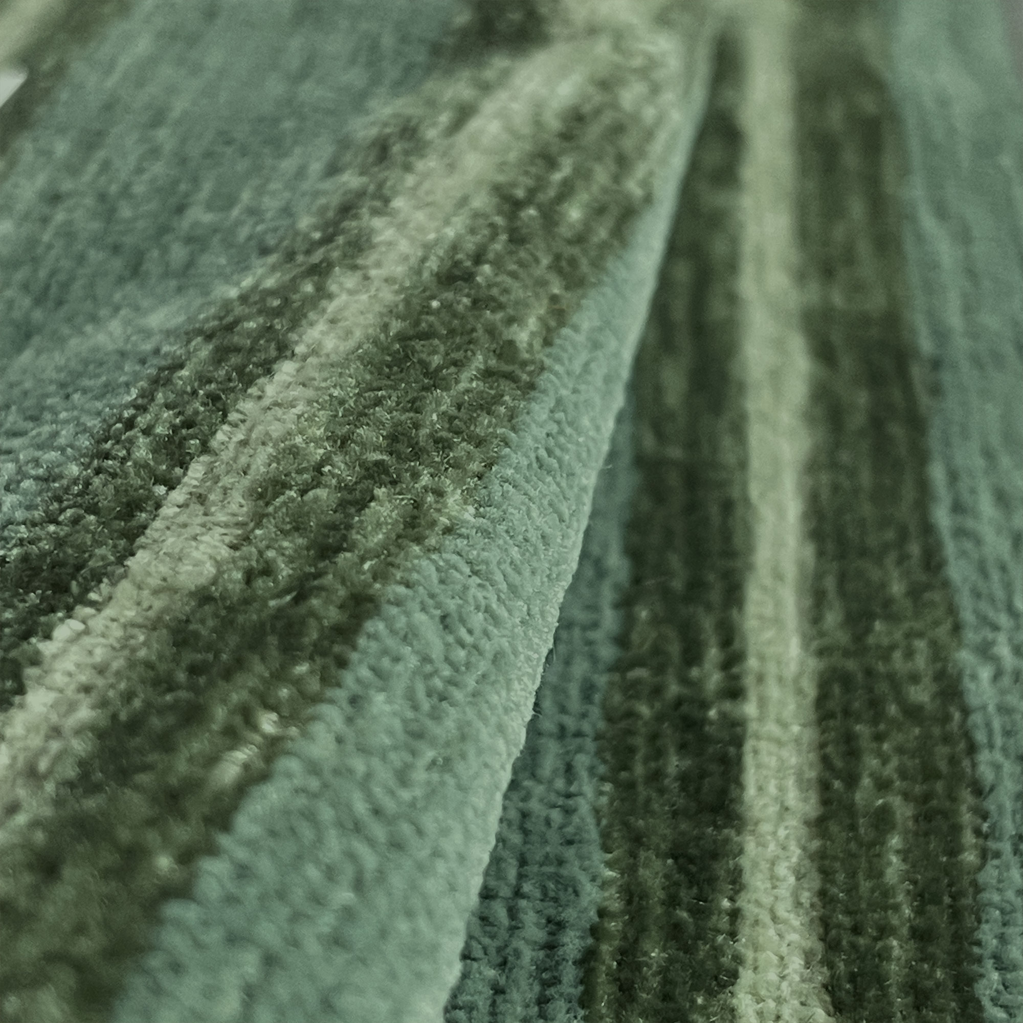 GDT-5790-008 Tela eolida verde de Gaston y Daniela. Terciopelo de rayas para tapiceria. Diseño de interiores. Detalle
