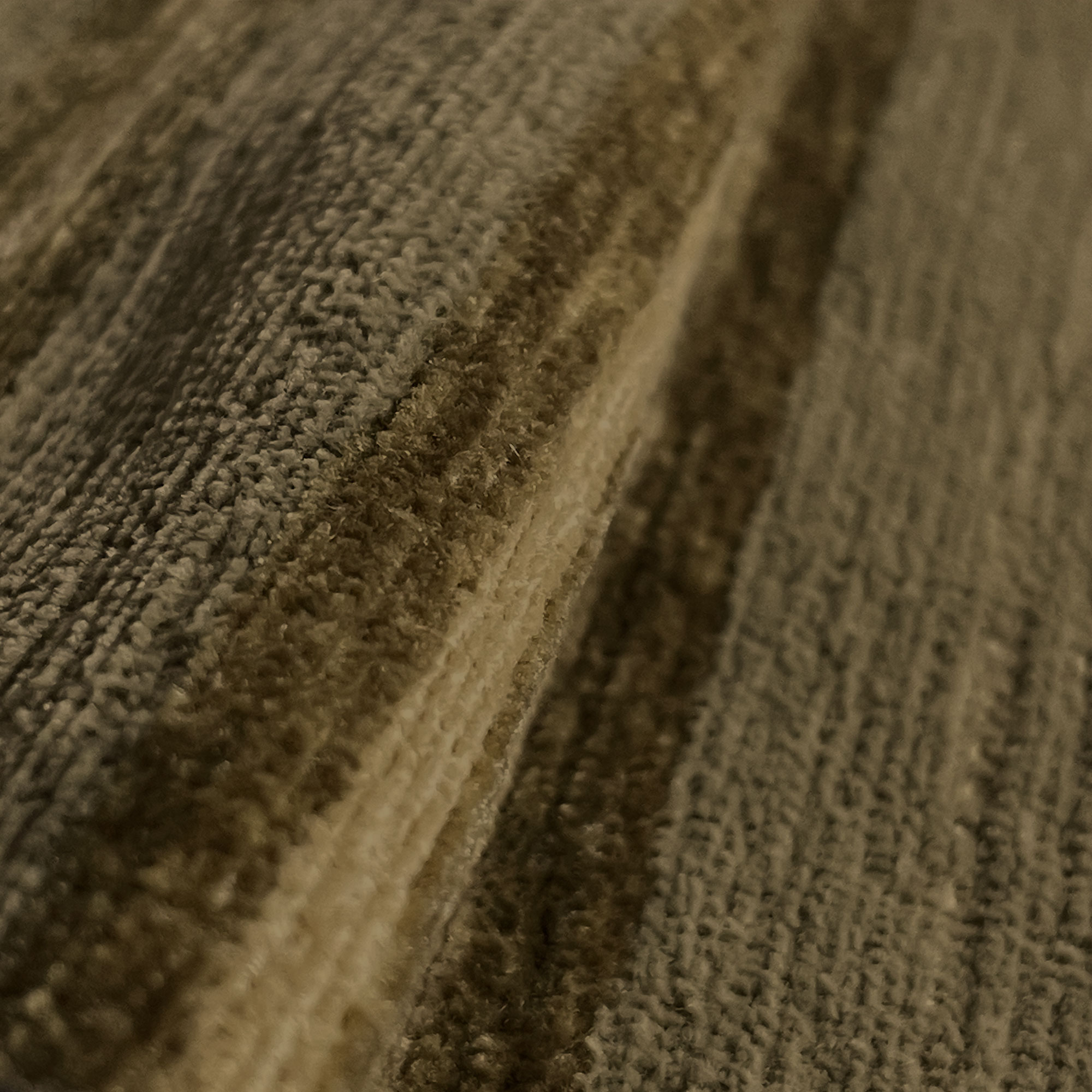 GDT-5790-009 Tela eolida tostado de Gaston y Daniela. Terciopelo de rayas para tapiceria. Diseño de interiores. Detalle