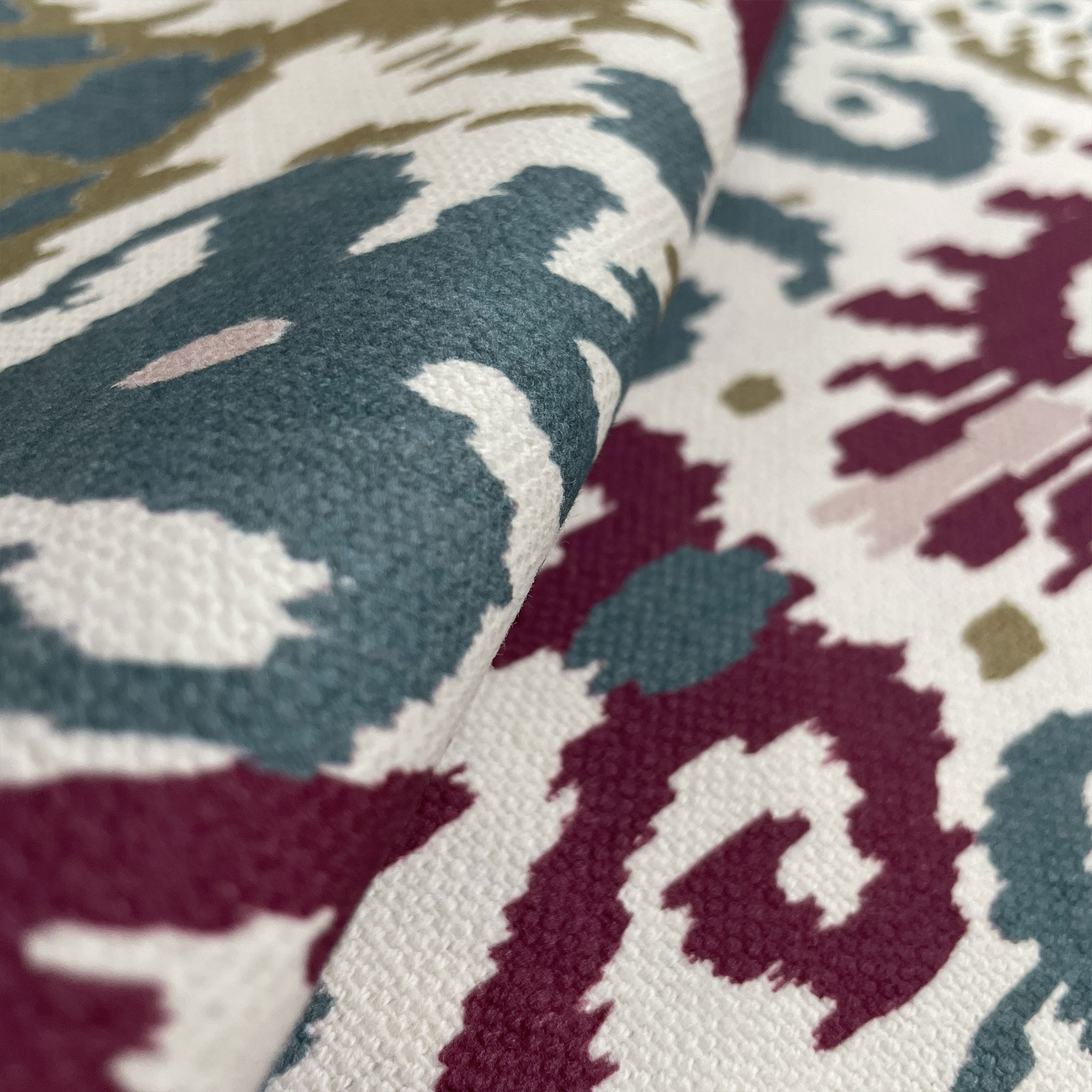 GDT-5793-001 Tela Doga agua y fresa de gastón y daniela con diseño ikat. Estampado de algodón para tapicería. Decoración de interiores detalle