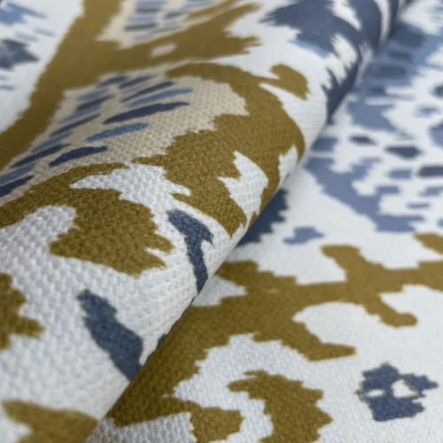GDT-5793-003 Tela Doga oro y azul de gastón y daniela con diseño ikat. Estampado de algodón para tapicería. Decoración de interiores detalle
