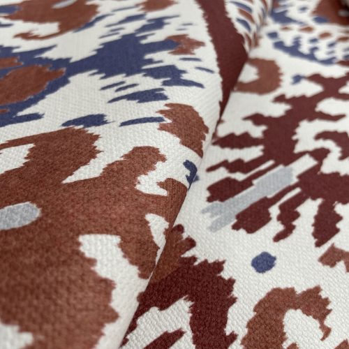 GDT-5793-004 Tela Doga teja y azul de gastón y daniela con diseño ikat. Estampado de algodón para tapicería. Decoración de interiores detalle