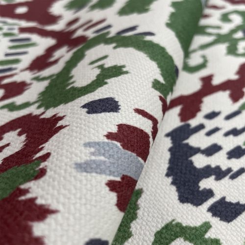 GDT-5793-005 Tela Doga rojo y verde de gastón y daniela con diseño ikat. Estampado de algodón para tapicería. Decoración de interiores detalle