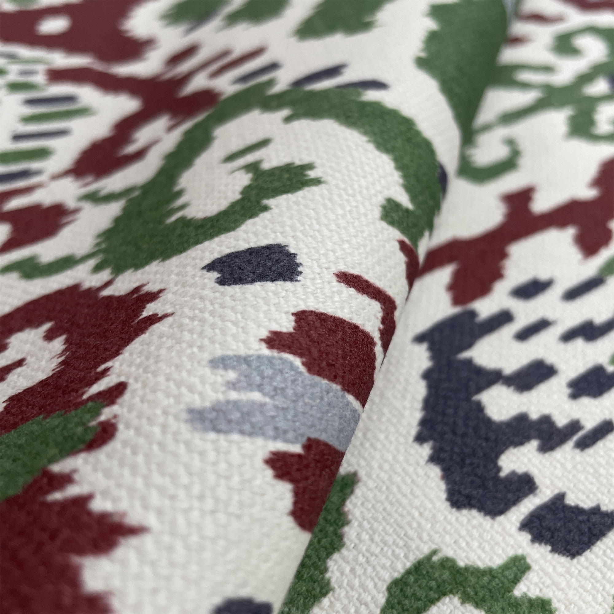 GDT-5793-005 Tela Doga rojo y verde de gastón y daniela con diseño ikat. Estampado de algodón para tapicería. Decoración de interiores detalle
