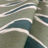 GDT-5794-006 Tela Hali verde de Gaston y Daniela. Estampado de algodon con diseño geometrico para tapiceria y cortinas. Decoracion de interiores. Detalle