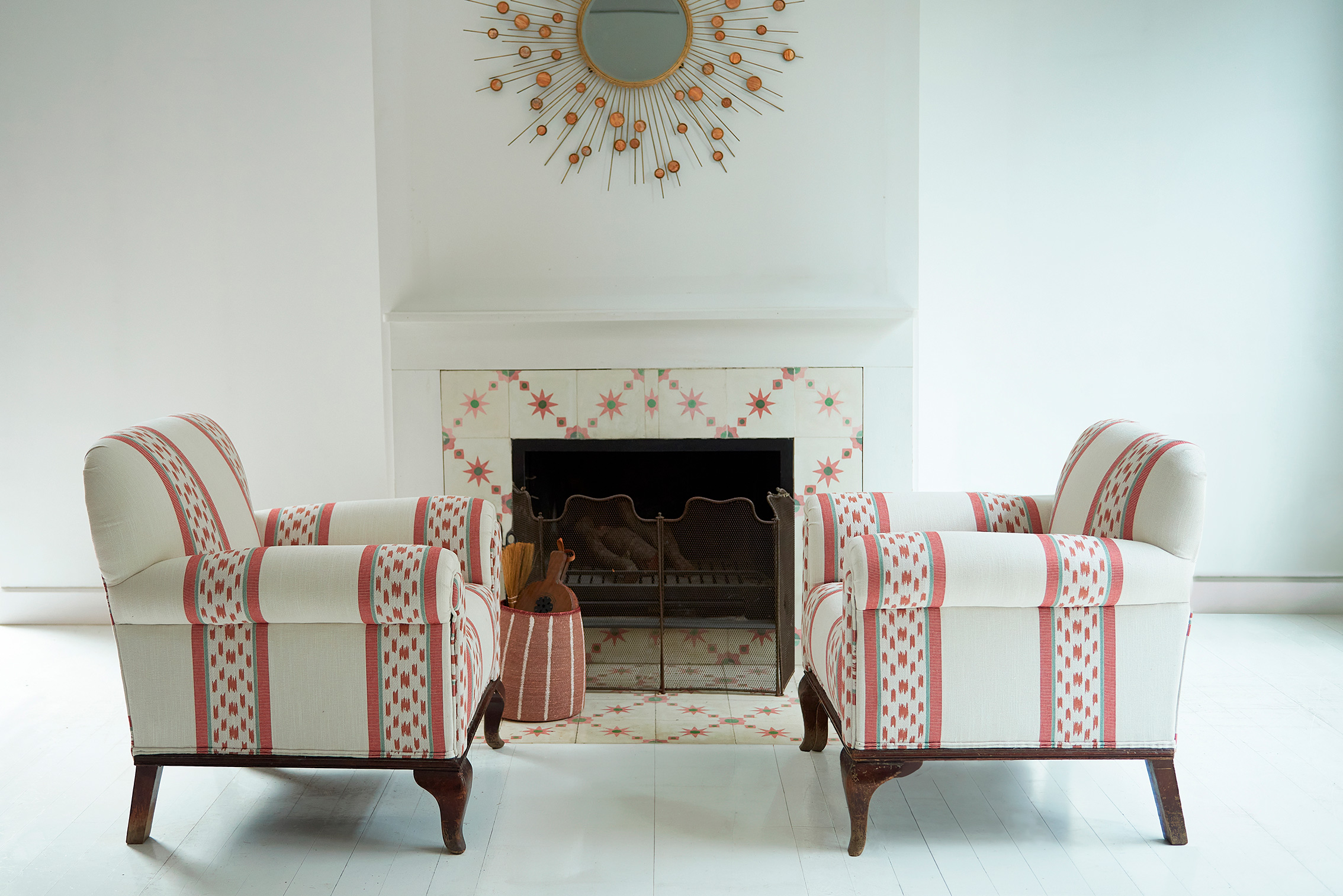 Tela Mileto gaston y daniela diseño etnico y geometrico rojo butacas salon decoracion casa