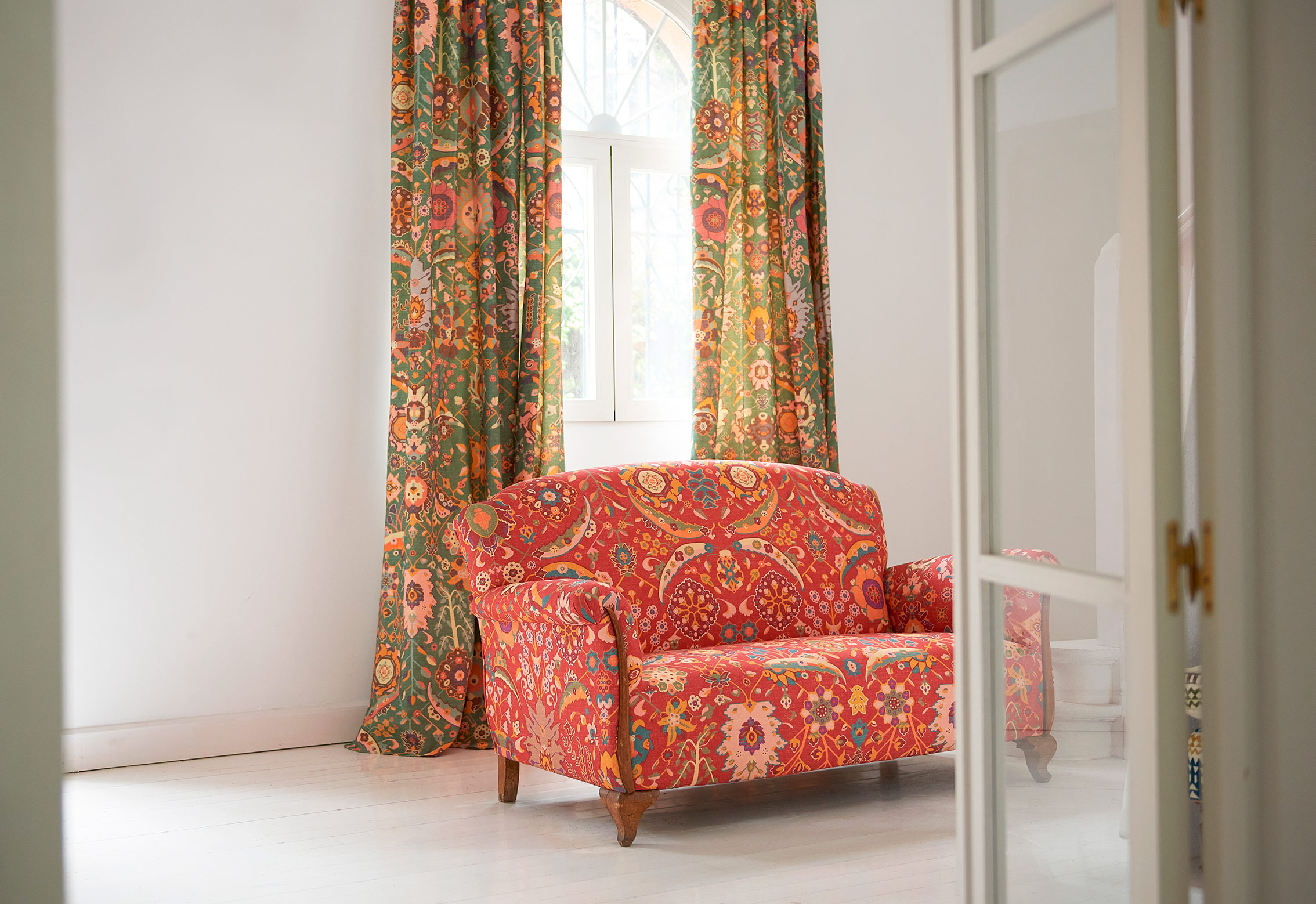 Telas Eduarda gaston y daniela diseño floral y botanico sofa y cortinas decoracion casa