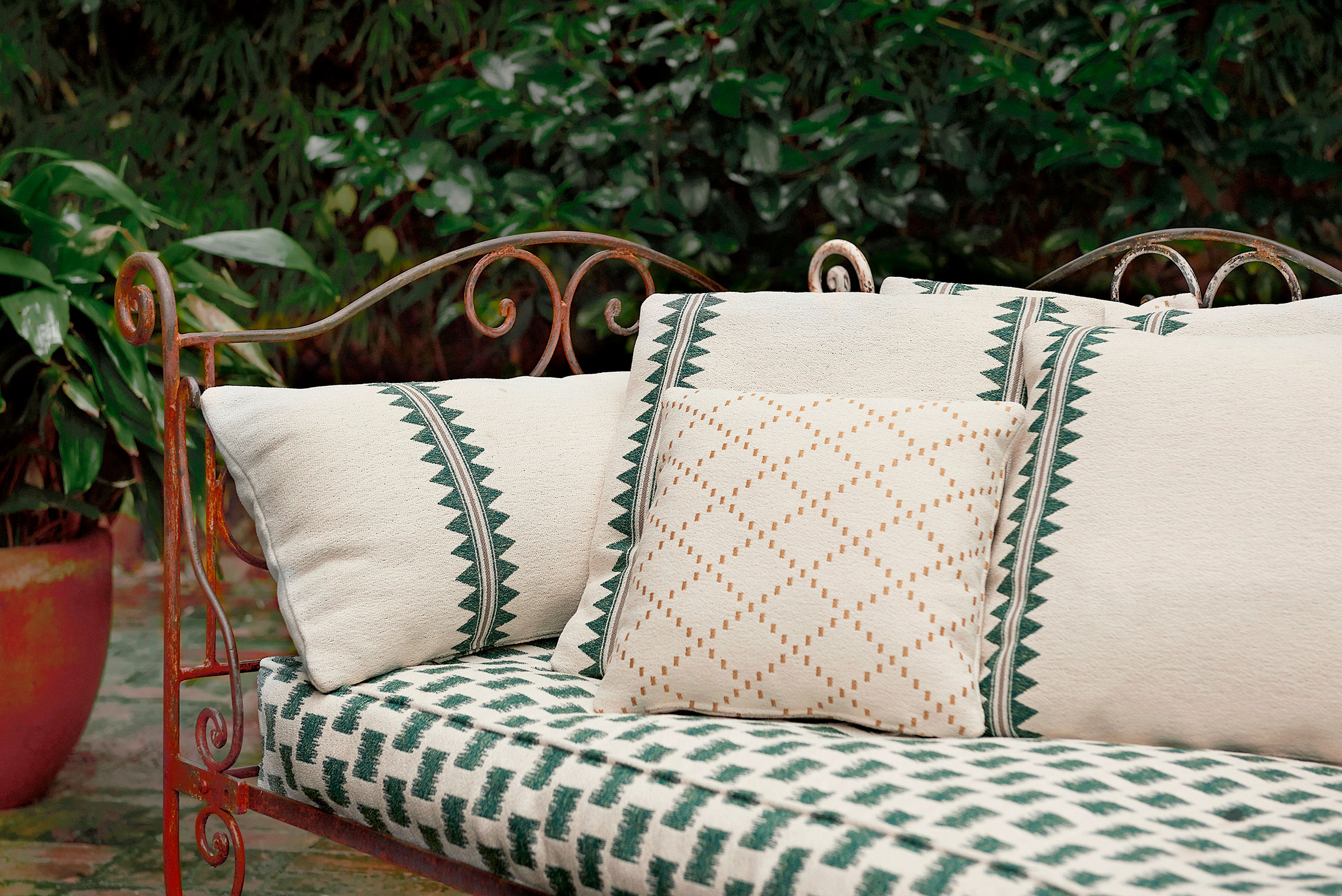 Tela Pamuk gaston y daniela tela etria almohadones cojines tela antalya colchoneta diseño etnico y geometrico exterior outdoor jardin decoracion casa