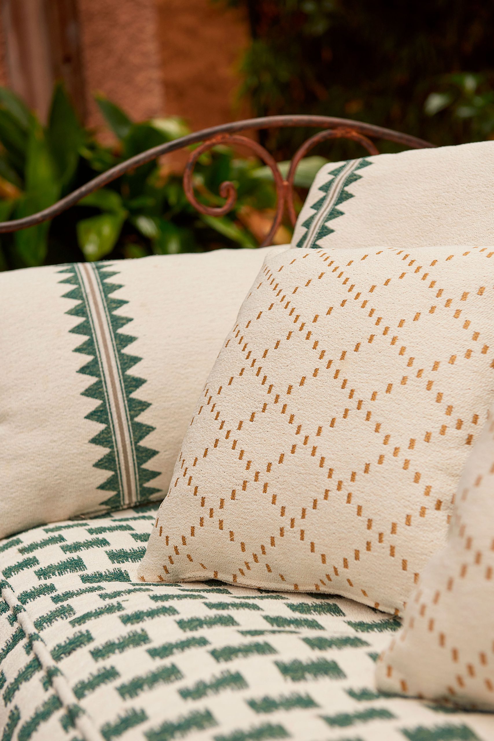 Tela Pamuk gaston y daniela tela etria almohadones cojines tela antalya colchoneta diseño etnico y geometrico exterior outdoor jardin decoracion casa detalle