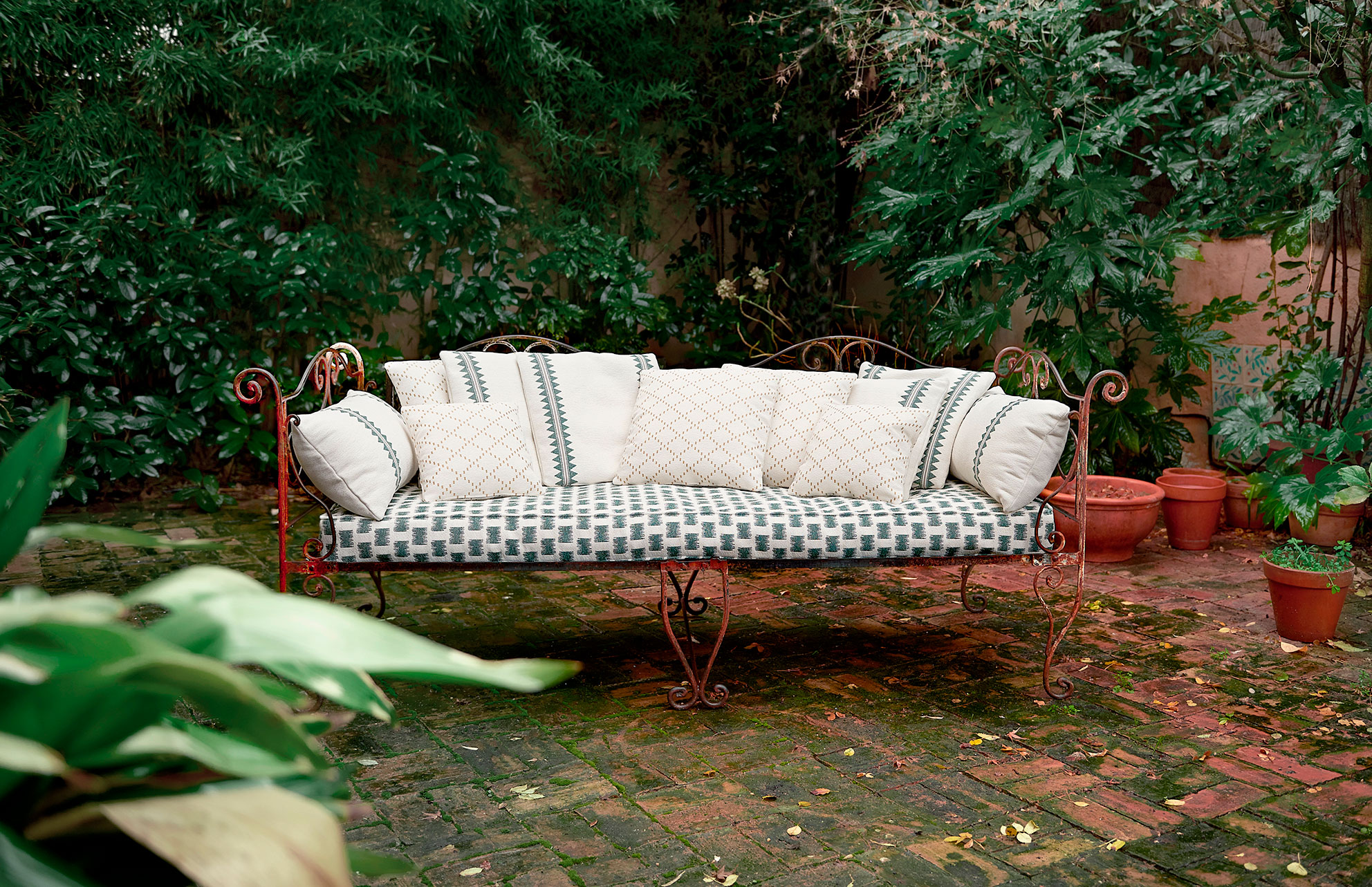 Tela Pamuk gaston y daniela tela etria almohadones cojines tela antalya colchoneta diseño etnico y geometrico exterior outdoor jardin decoracion banco