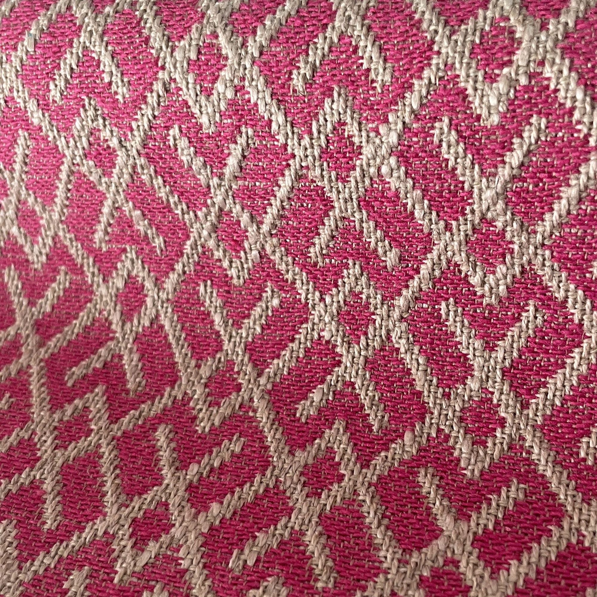 Detalle Chueca frambuesa decoración Gastón y Daniela Madrid tapicería salón