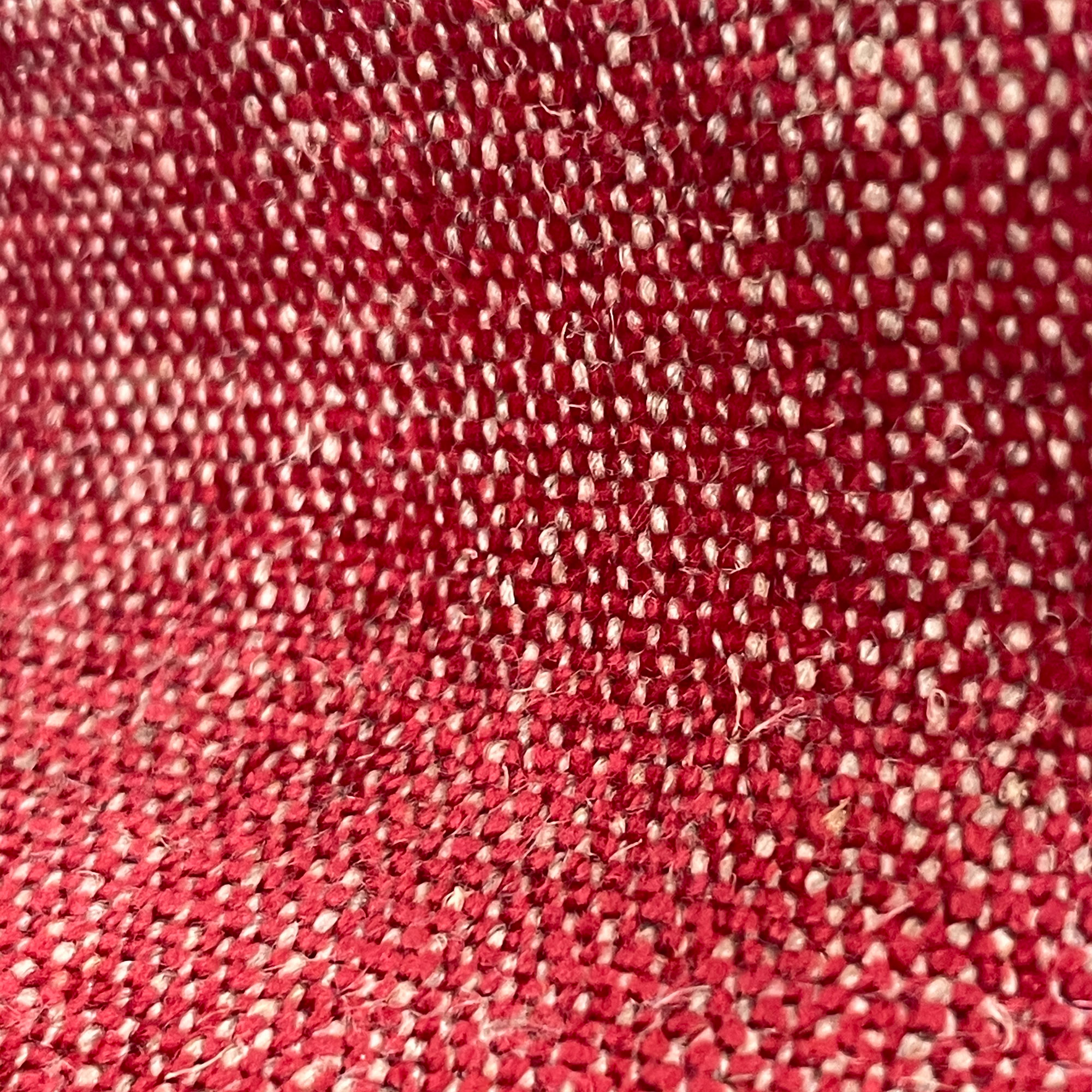 Detalle Génova rojo tela decoración Gastón y Daniela tapicería salón