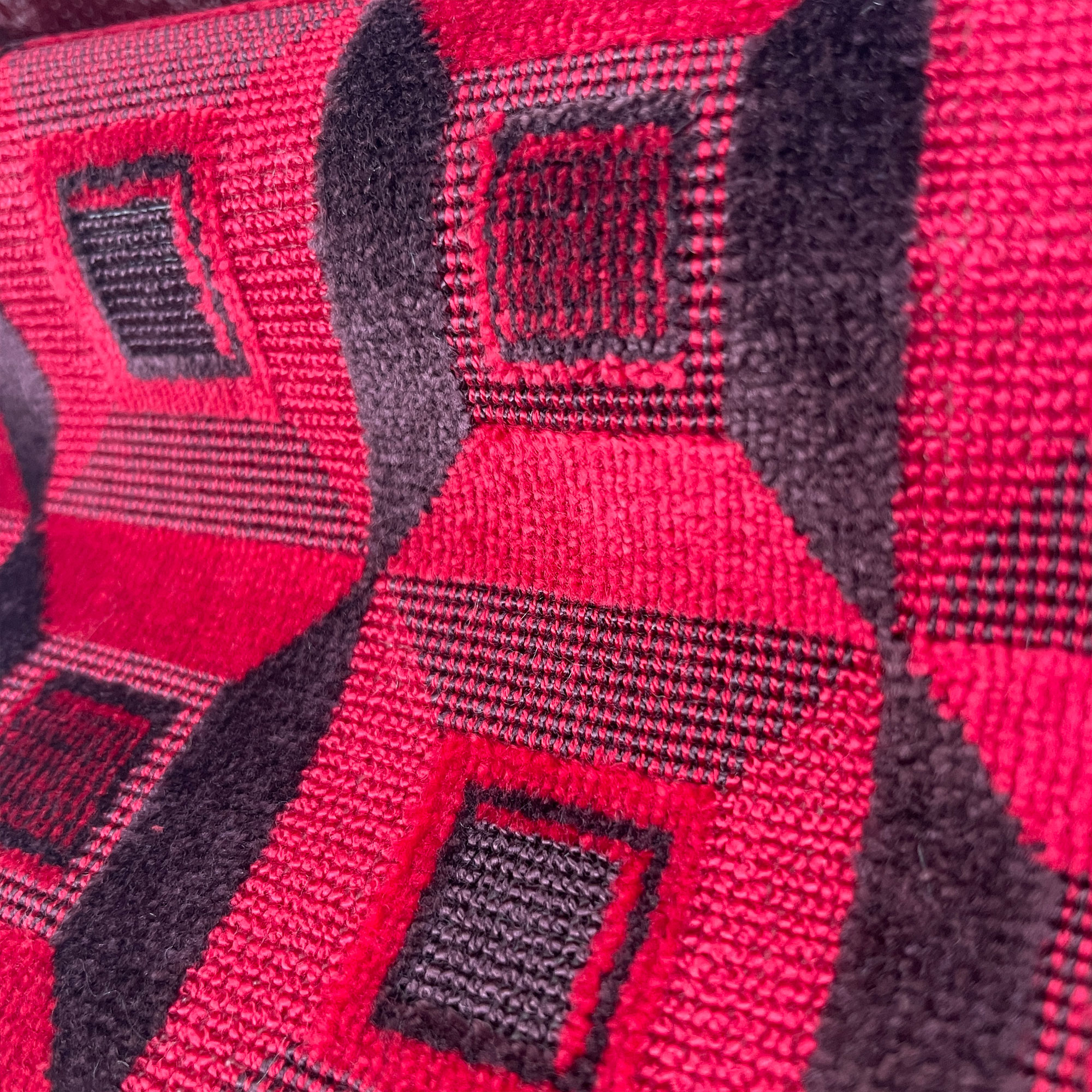 Detalle Luisa rojo tela decoración Gastón y Daniela tapicería salón