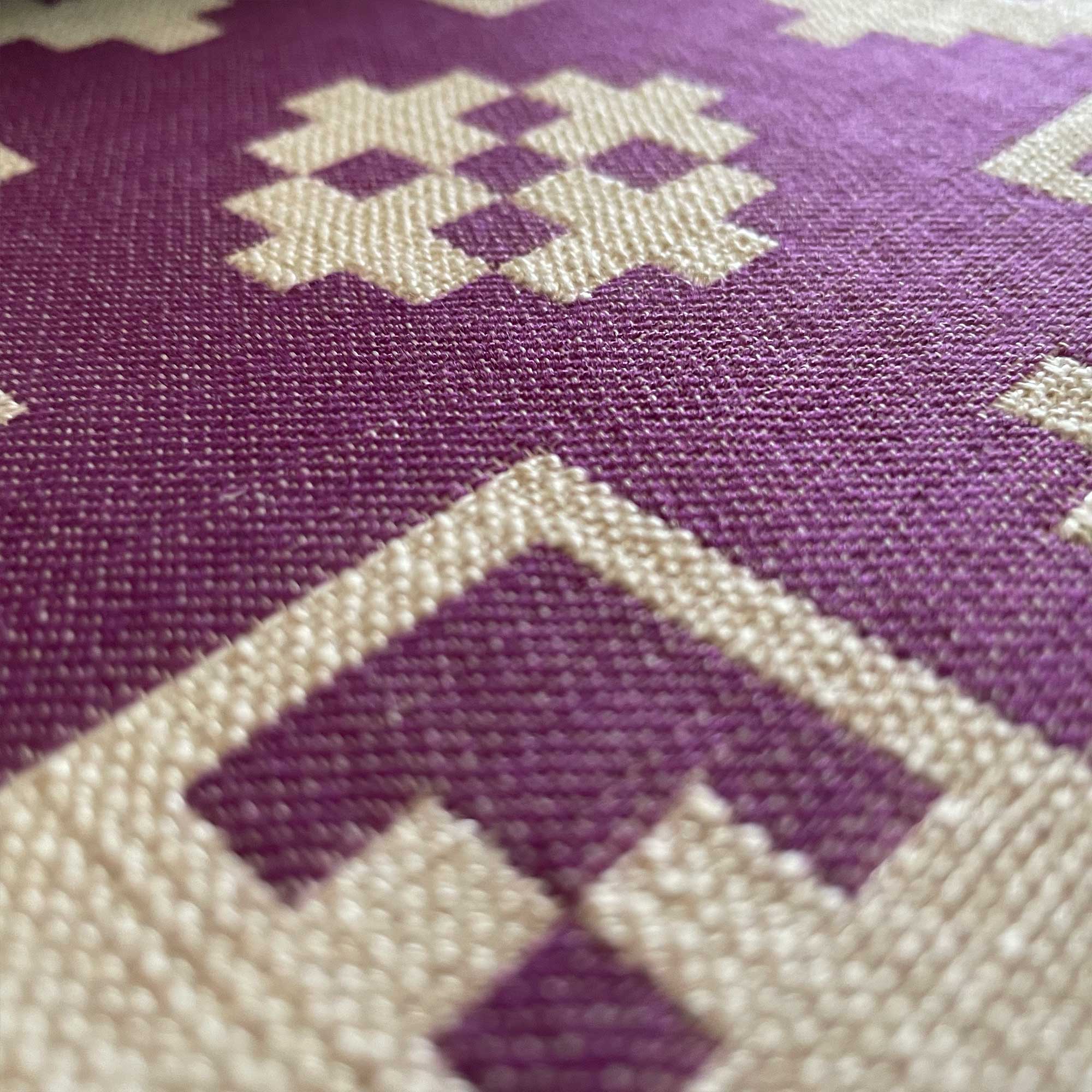Detalle Rosales lavanda decoración Gastón y Daniela Madrid tapicería salón