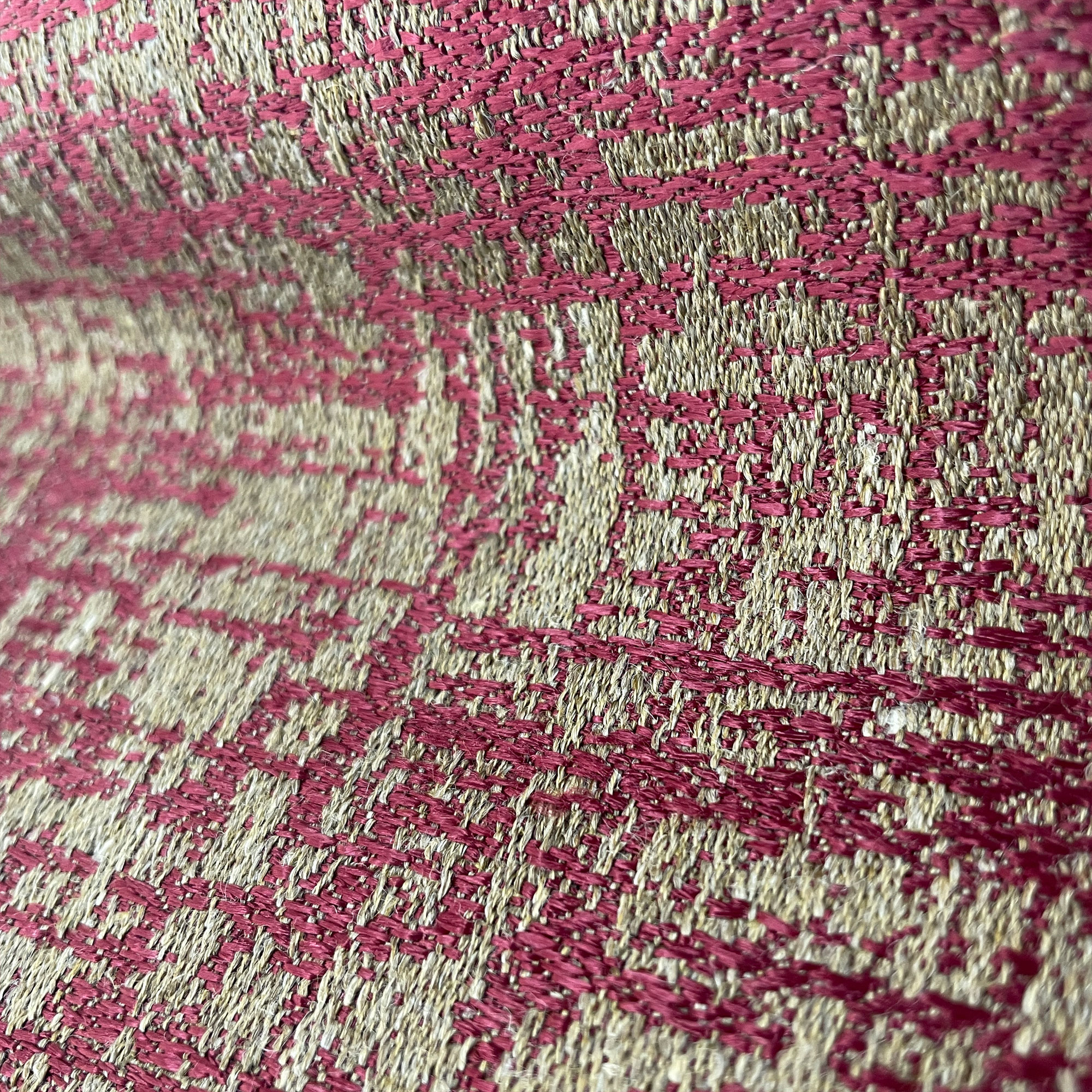 Detalle Teresa rojo tela decoración Gastón y Daniela tapicería salón