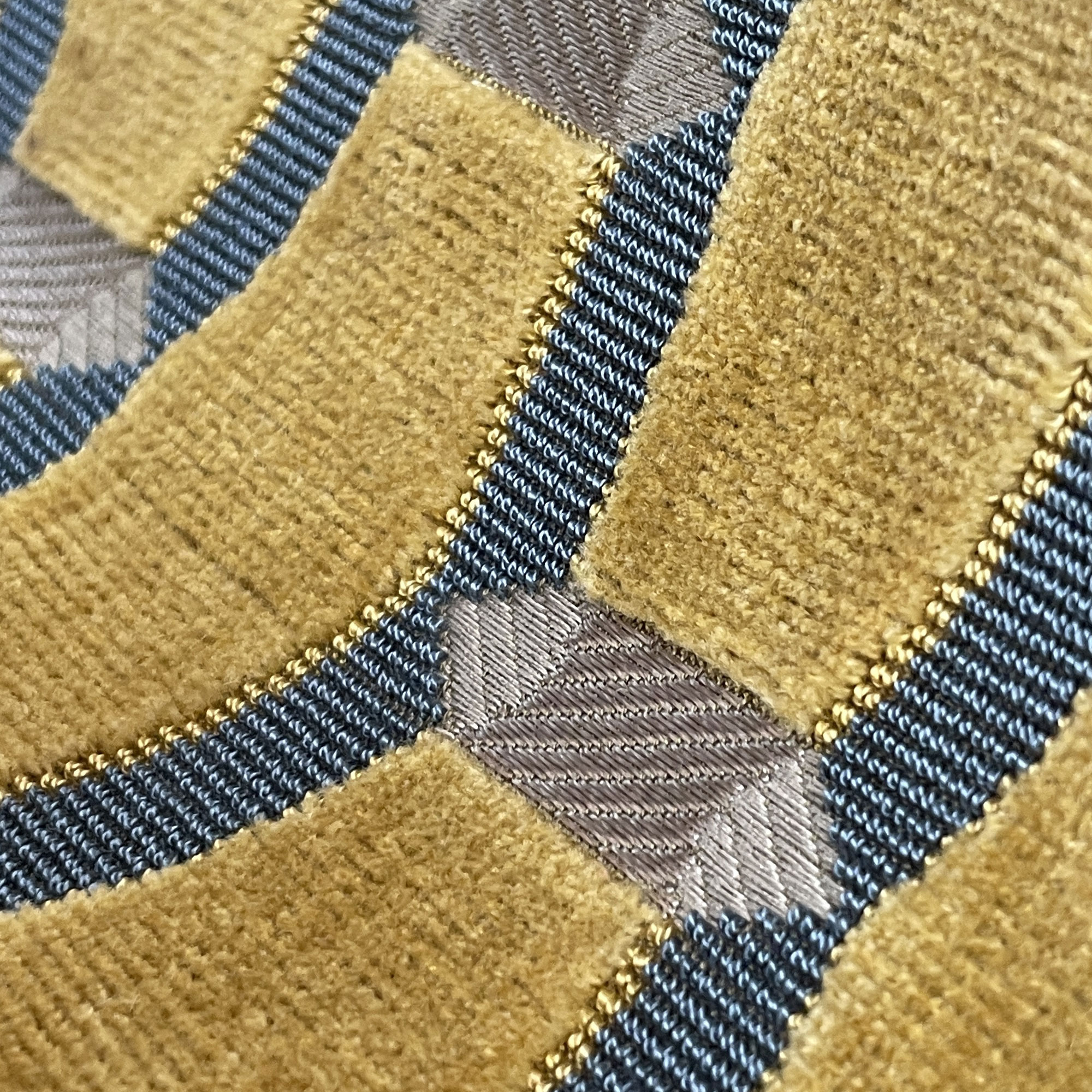 LCT-1165-008 Tela Acebuche Oro Azul de Gaston y Daniela. Coleccion de Lorenzo Castillo. Diseño geometrico de algodon para tapiceria. Decoracion de interiores. Detalle