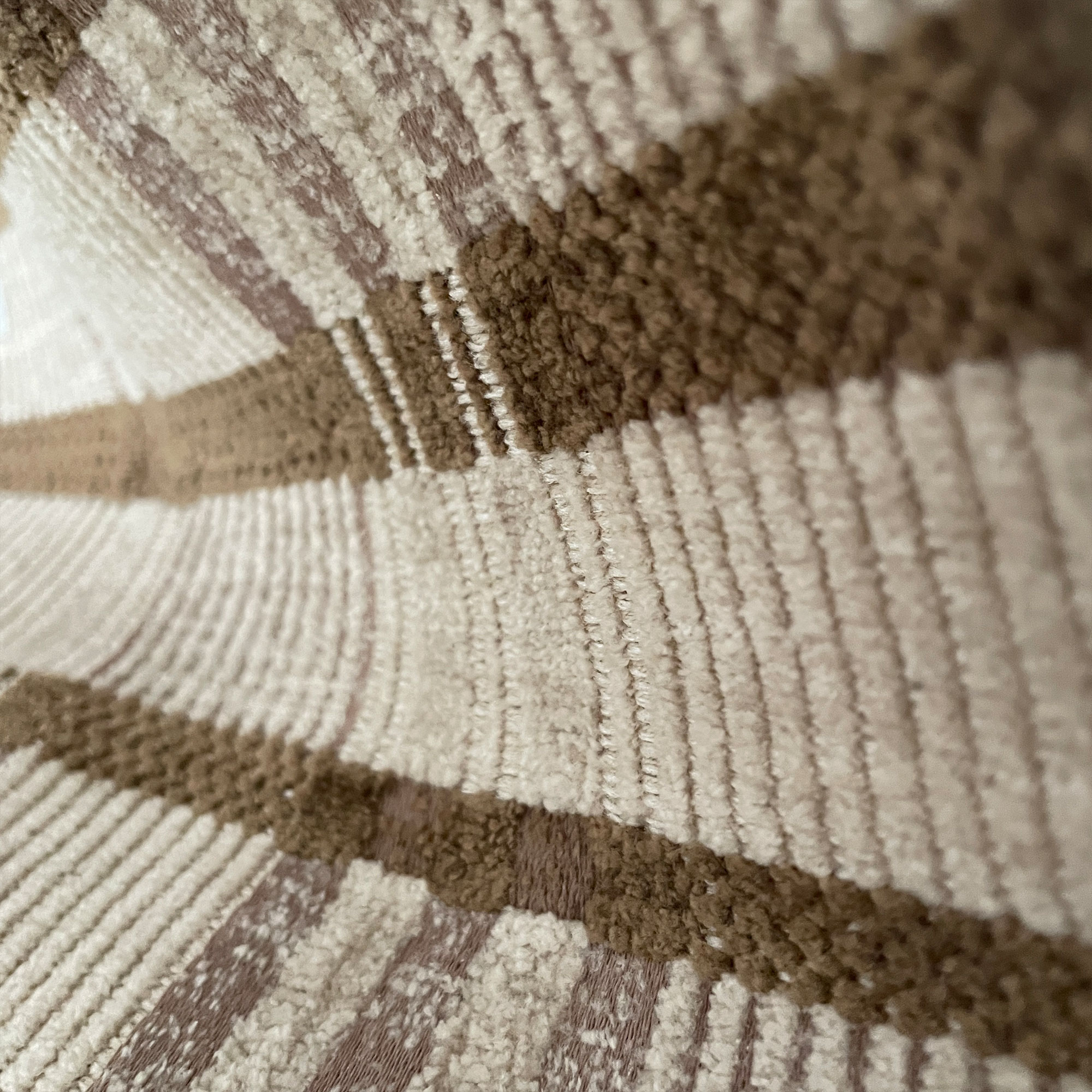 LCT-1174-001 Tela Galdana Beige de Gaston y Daniela. Coleccion de Lorenzo Castillo. Diseño geometrico para tapiceria en color crudo. Decoracion de interiores. Detalle