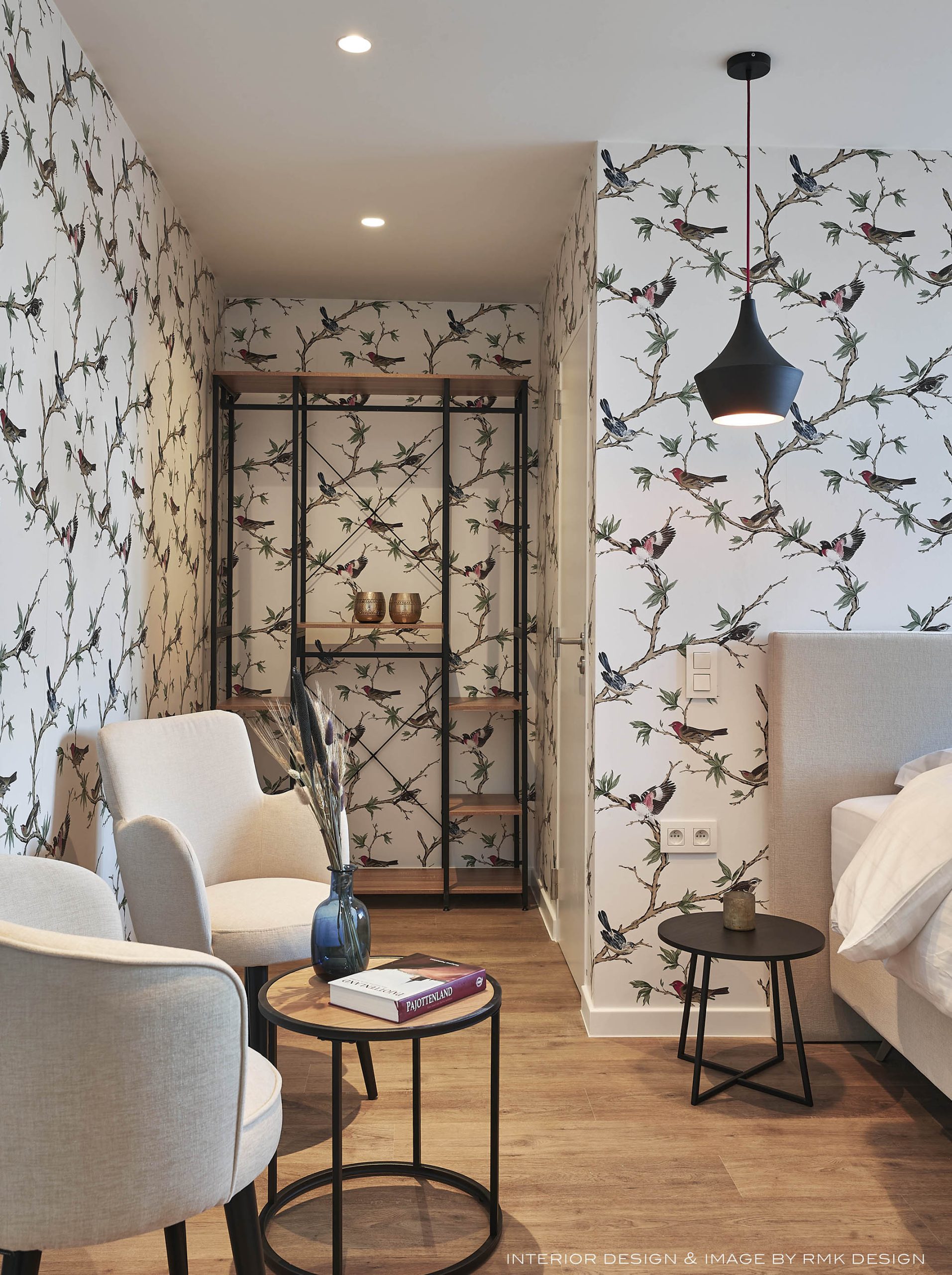 Papel pintado Villa Fiori Gaston y Daniela. Foto de RMK Studio. Diseño pajaros, fauna en dormitorio. Decoracion de interiores.