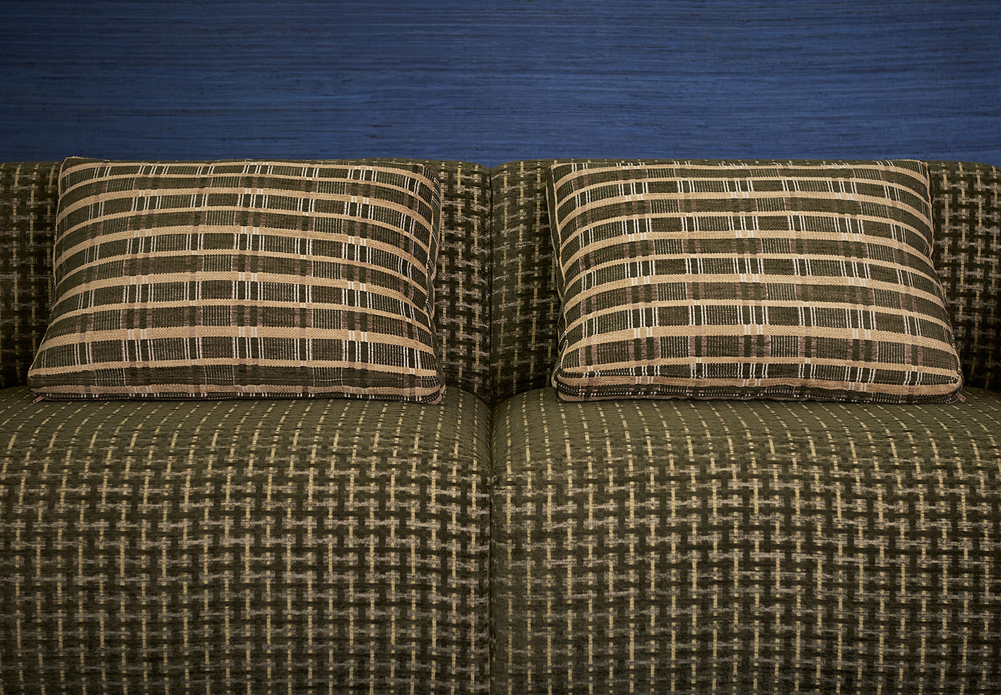 Sofa tela mesquida verde lorenzo castillo gaston y daniela geometrico almohadones galdana decoracion