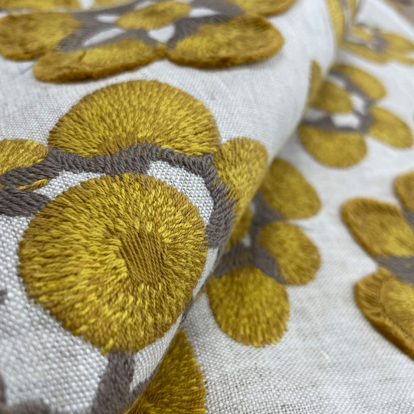 GDT-5804-003 tela dolores ocre amarillo gaston y daniela floral bordado lino cortinas decoracion casa detalle