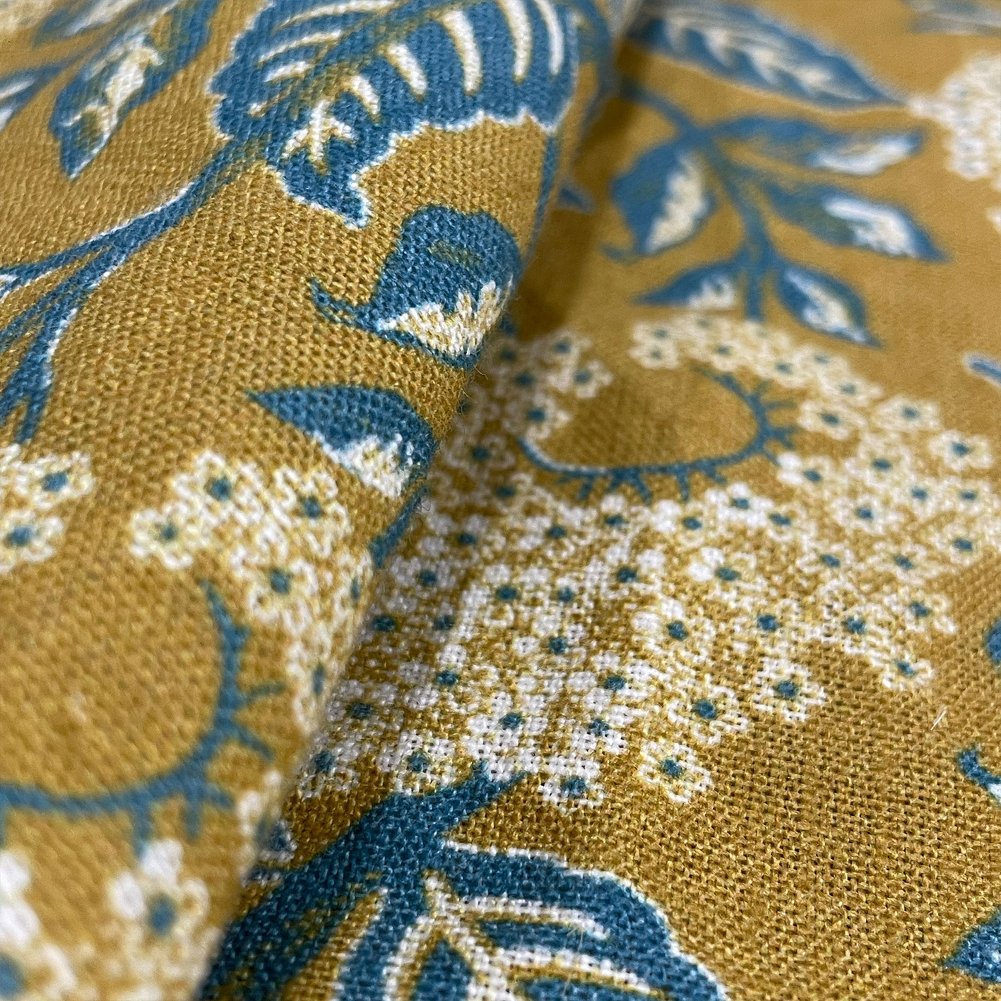 GDT-5816-001 tela amelia ocre azul gaston y daniela floral botanico estampado lino cortinas decoracion casa detalle
